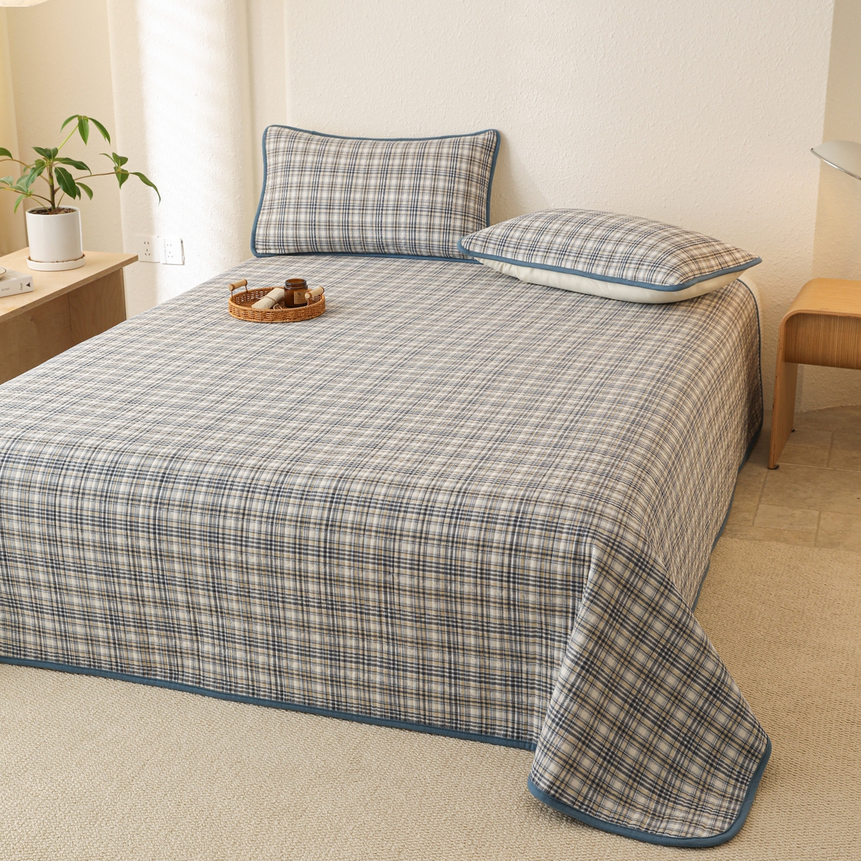 91家纺网 家纺一手货源 找家纺 妮可 2025新款全棉色织水洗棉一面棉一面绒四季可用床盖系列 格韵-蓝调