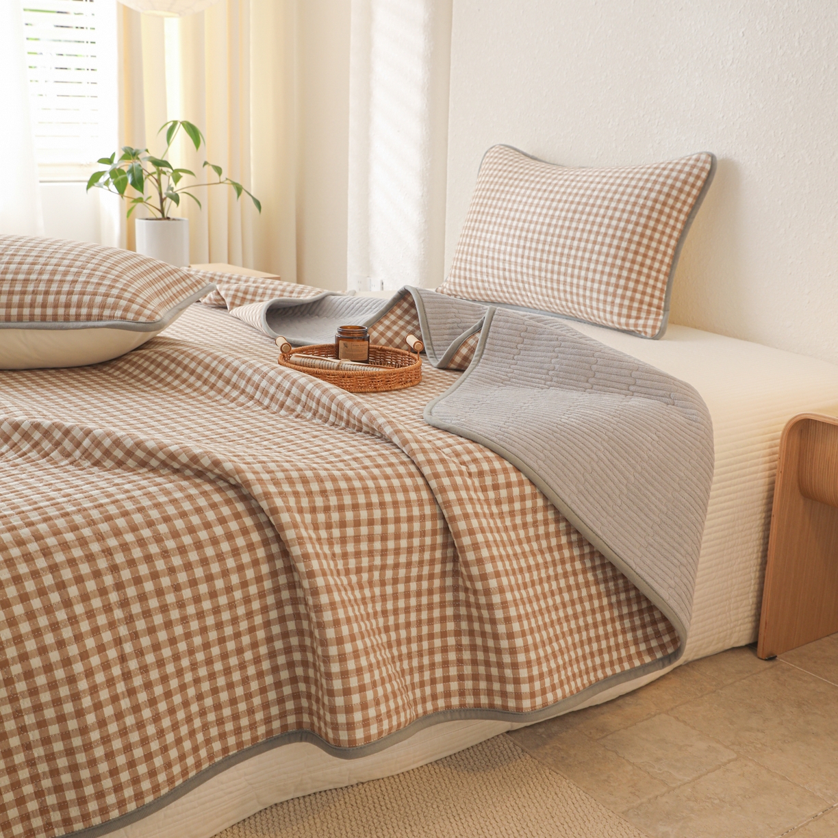 91家纺网 家纺一手货源 找家纺 妮可 2025新款全棉色织水洗棉一面棉一面绒四季可用床盖系列 格韵-暖咖