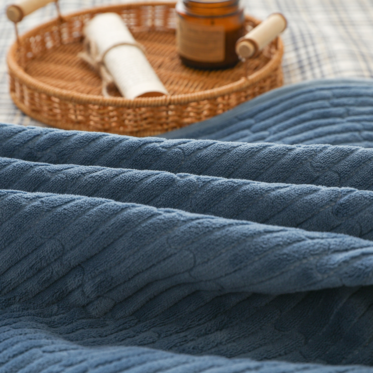 91家纺网 家纺一手货源 找家纺 妮可 2025新款全棉色织水洗棉一面棉一面绒四季可用床盖系列 格韵-蓝调