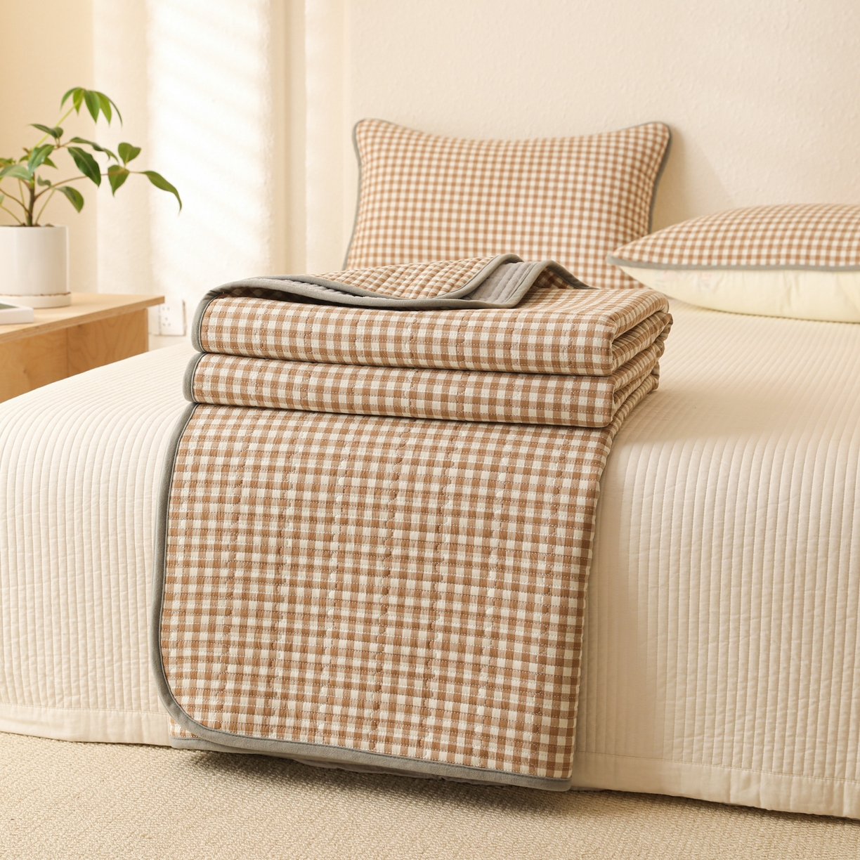 91家纺网 家纺一手货源 找家纺 妮可 2025新款全棉色织水洗棉一面棉一面绒四季可用床盖系列 格韵-暖咖