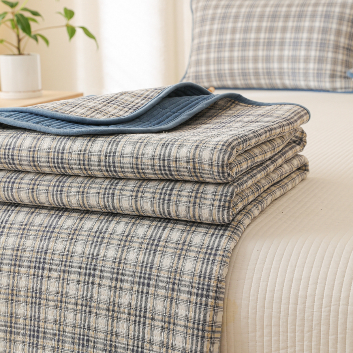 91家纺网 家纺一手货源 找家纺 妮可 2025新款全棉色织水洗棉一面棉一面绒四季可用床盖系列 格韵-蓝调