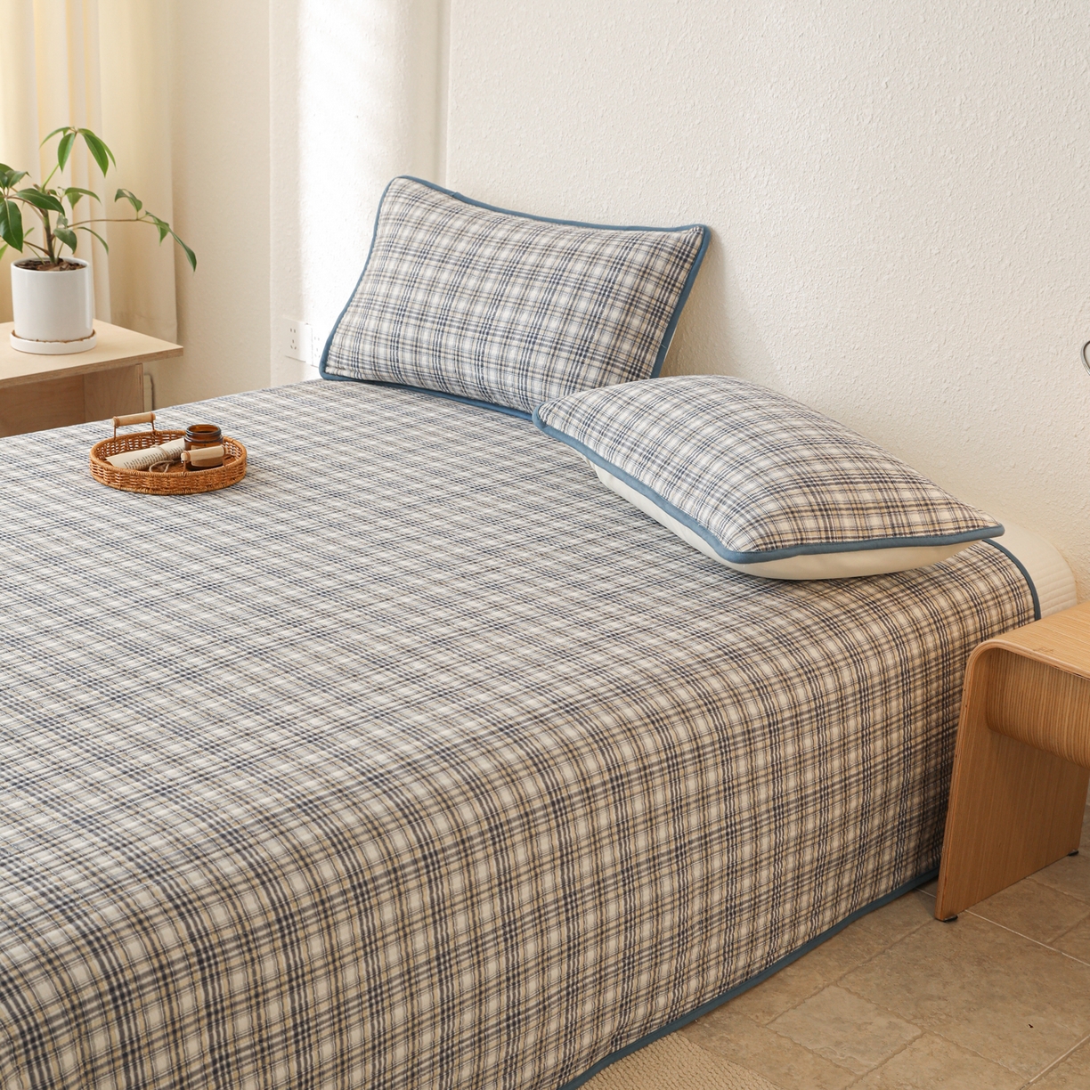 91家纺网 家纺一手货源 找家纺 妮可 2025新款全棉色织水洗棉一面棉一面绒四季可用床盖系列 格韵-蓝调