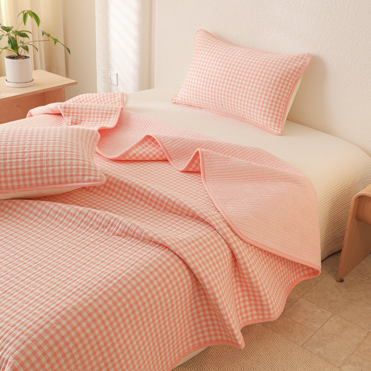 91家纺网 家纺一手货源 找家纺 妮可 2025新款全棉色织水洗棉一面棉一面绒四季可用床盖系列 格韵-粉小格