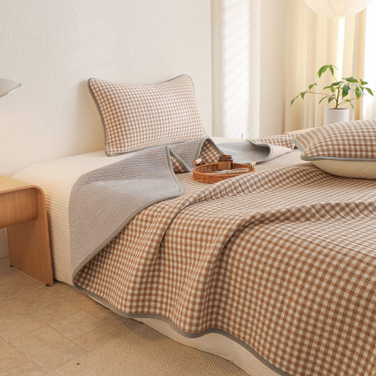 91家纺网 家纺一手货源 找家纺 妮可 2025新款全棉色织水洗棉一面棉一面绒四季可用床盖系列 格韵-暖咖