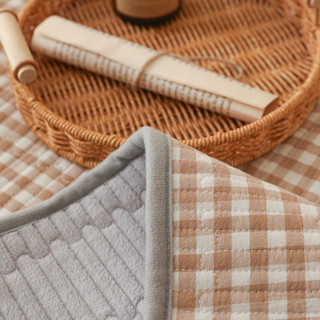 91家纺网 家纺一手货源 找家纺 妮可 2025新款全棉色织水洗棉一面棉一面绒四季可用床盖系列 格韵-暖咖