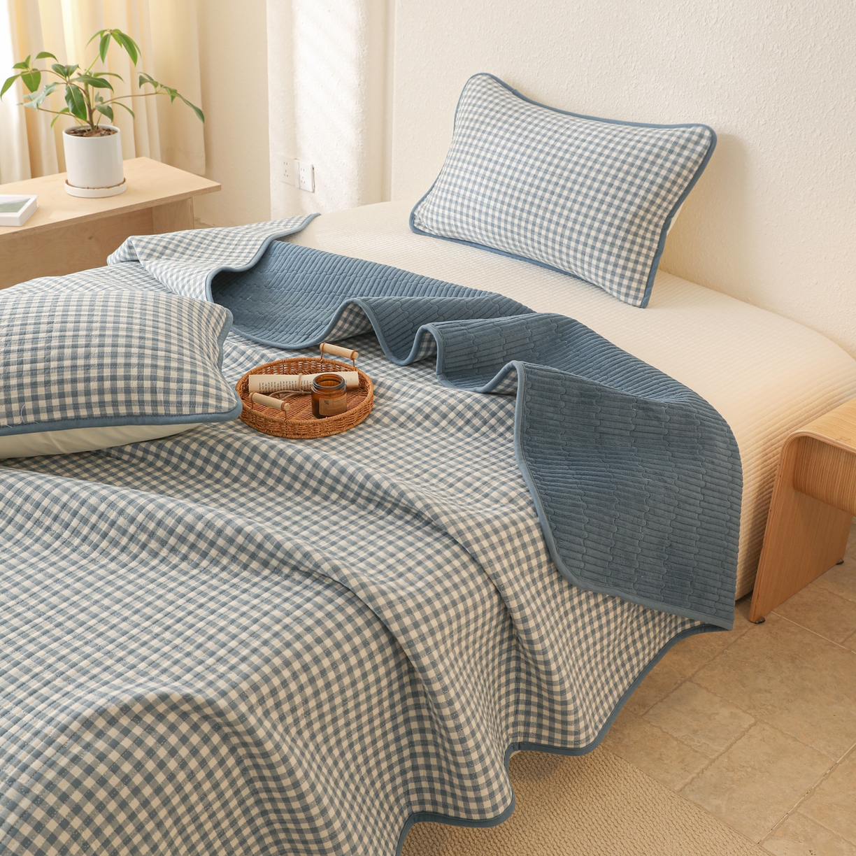 91家纺网 家纺一手货源 找家纺 妮可 2025新款全棉色织水洗棉一面棉一面绒四季可用床盖系列 格韵-蓝小格