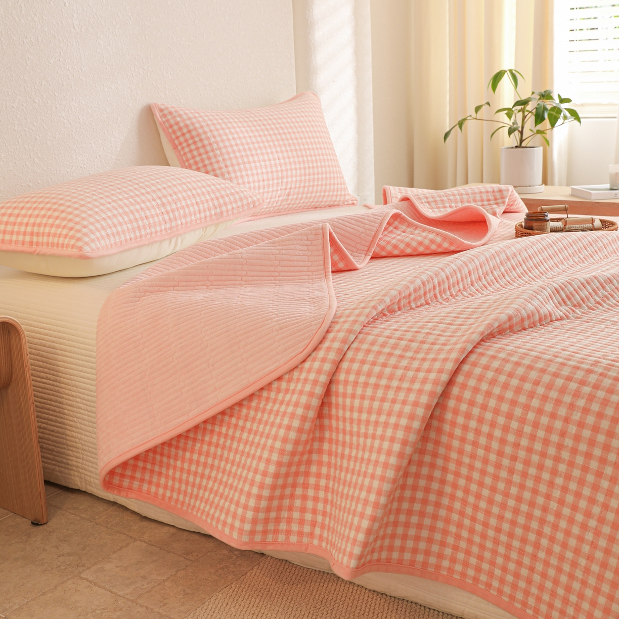 91家纺网 家纺一手货源 找家纺 妮可 2025新款全棉色织水洗棉一面棉一面绒四季可用床盖系列 格韵-粉小格