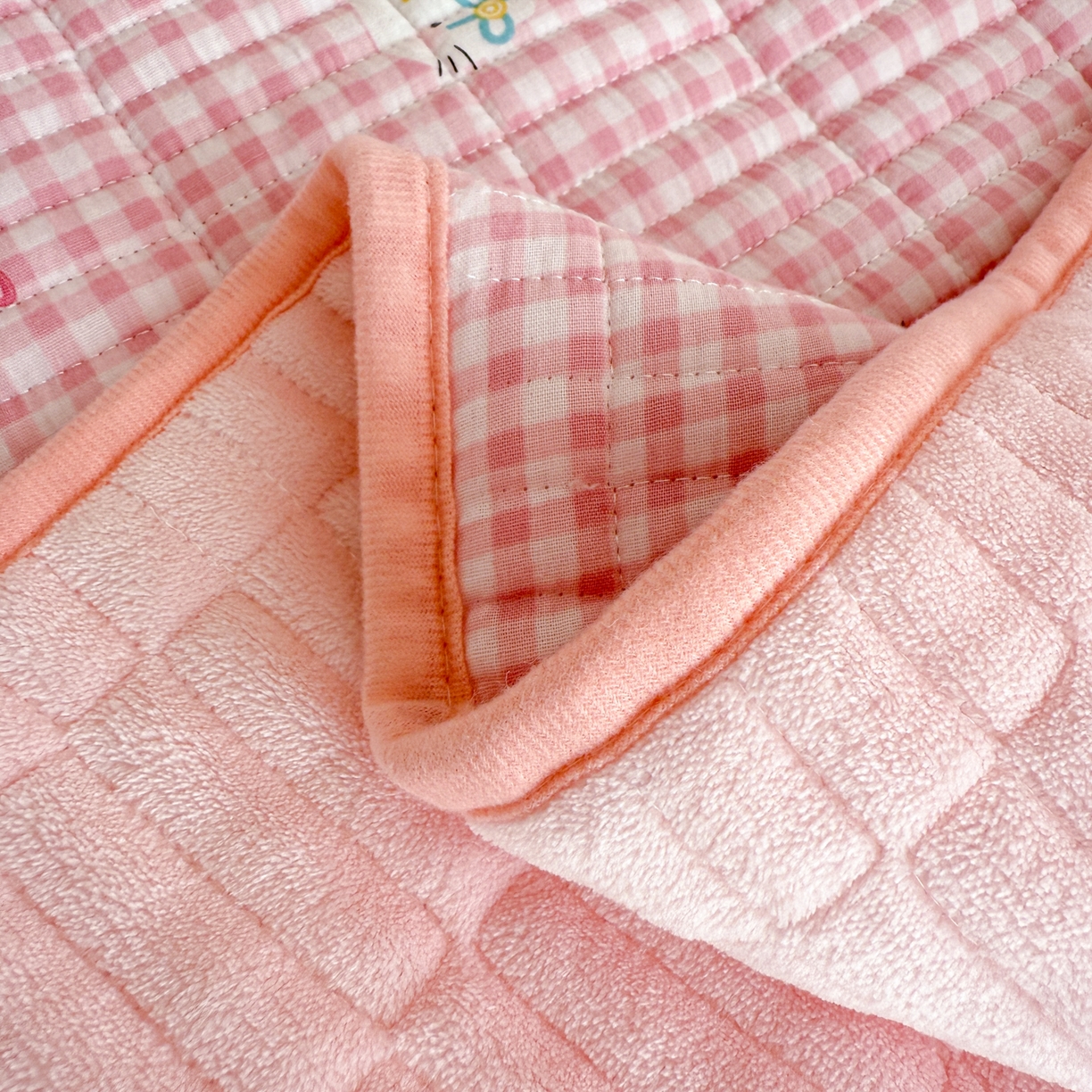 91家纺网 家纺一手货源 找家纺 妮可 2025新款跑量款全棉双层纱绒四季可用床盖系列 甜梦凯蒂