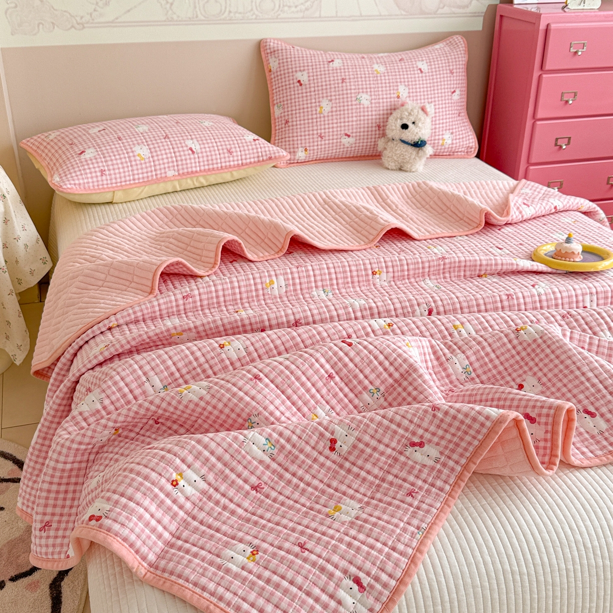 91家纺网 家纺一手货源 找家纺 妮可 2025新款跑量款全棉双层纱绒四季可用床盖系列 甜梦凯蒂