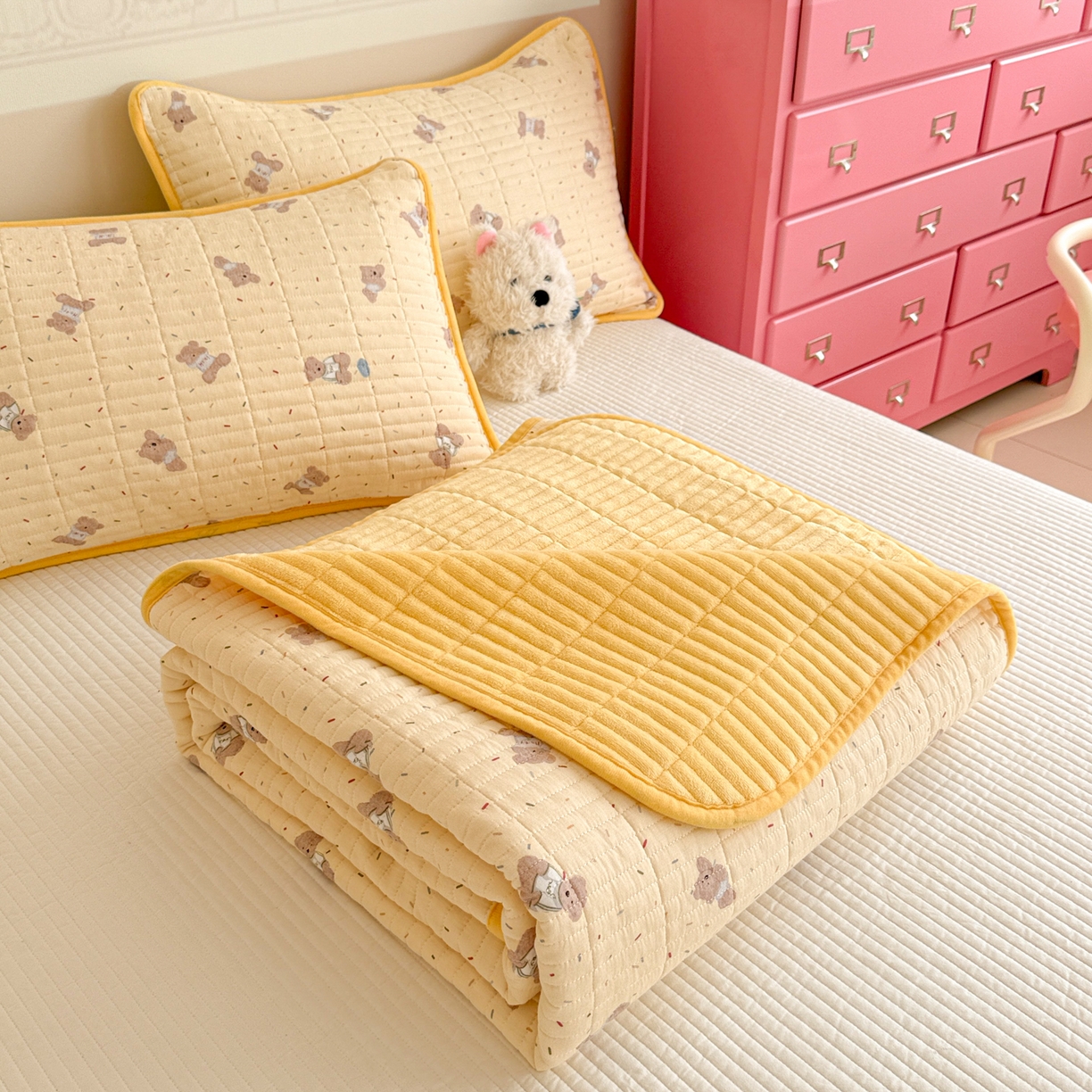 91家纺网 家纺一手货源 找家纺 妮可 2025新款跑量款全棉双层纱绒四季可用床盖系列 暖阳熊仔