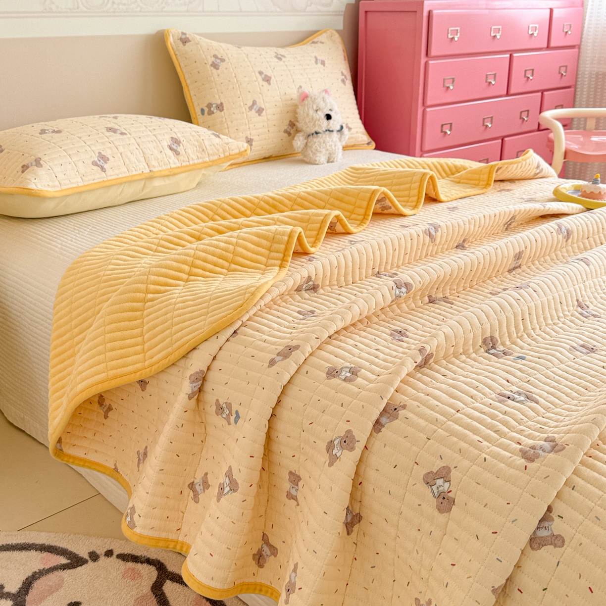 91家纺网 家纺一手货源 找家纺 妮可 2025新款跑量款全棉双层纱绒四季可用床盖系列 暖阳熊仔