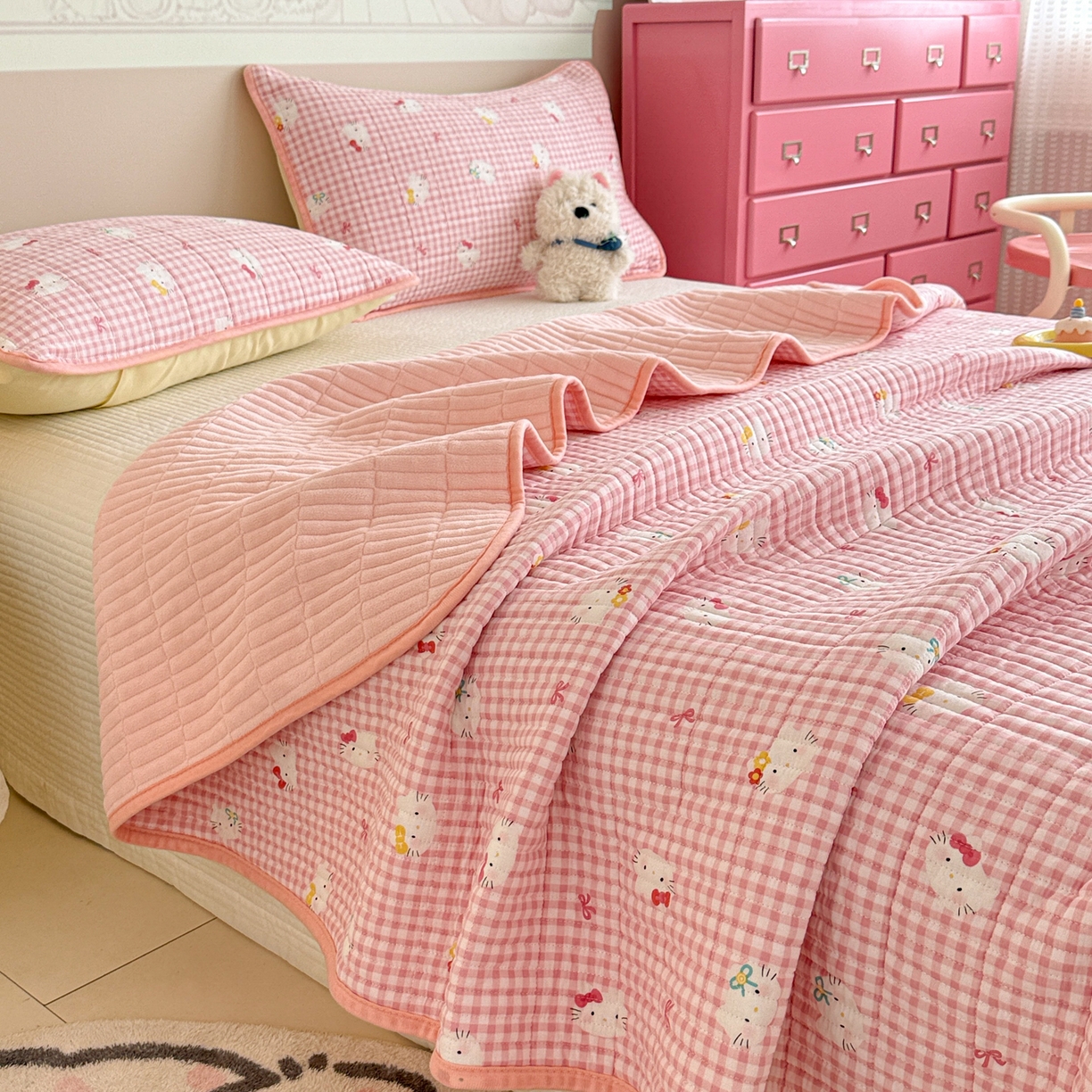 91家纺网 家纺一手货源 找家纺 妮可 2025新款跑量款全棉双层纱绒四季可用床盖系列 甜梦凯蒂