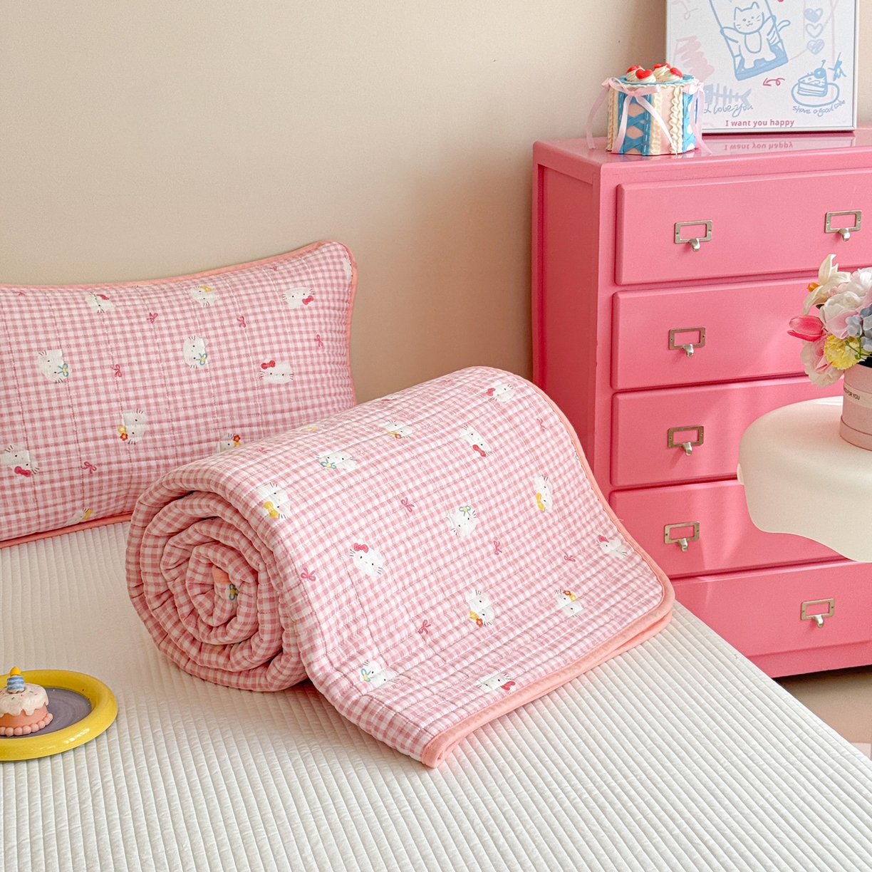 91家纺网 家纺一手货源 找家纺 妮可 2025新款跑量款全棉双层纱绒四季可用床盖系列 甜梦凯蒂