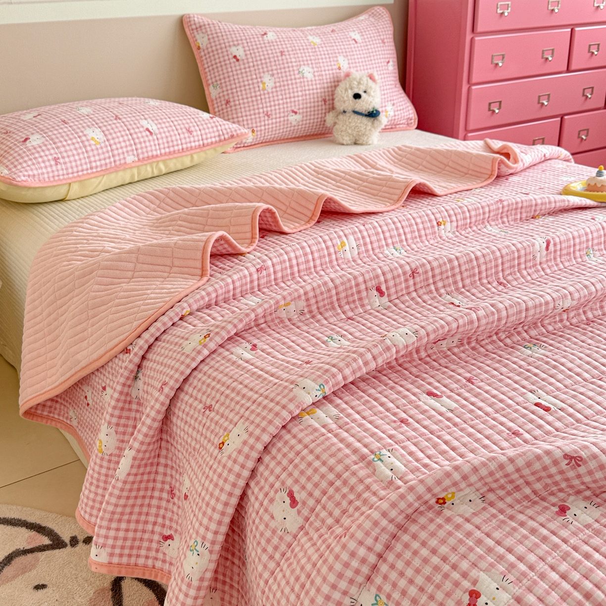 91家纺网 家纺一手货源 找家纺 妮可 2025新款跑量款全棉双层纱绒四季可用床盖系列 甜梦凯蒂