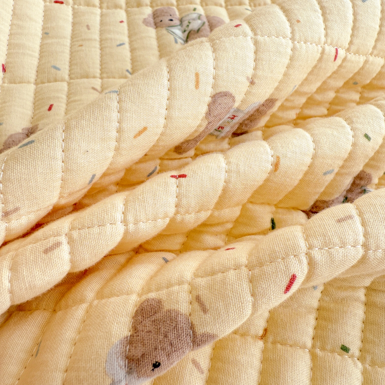 91家纺网 家纺一手货源 找家纺 妮可 2025新款跑量款全棉双层纱绒四季可用床盖系列 暖阳熊仔