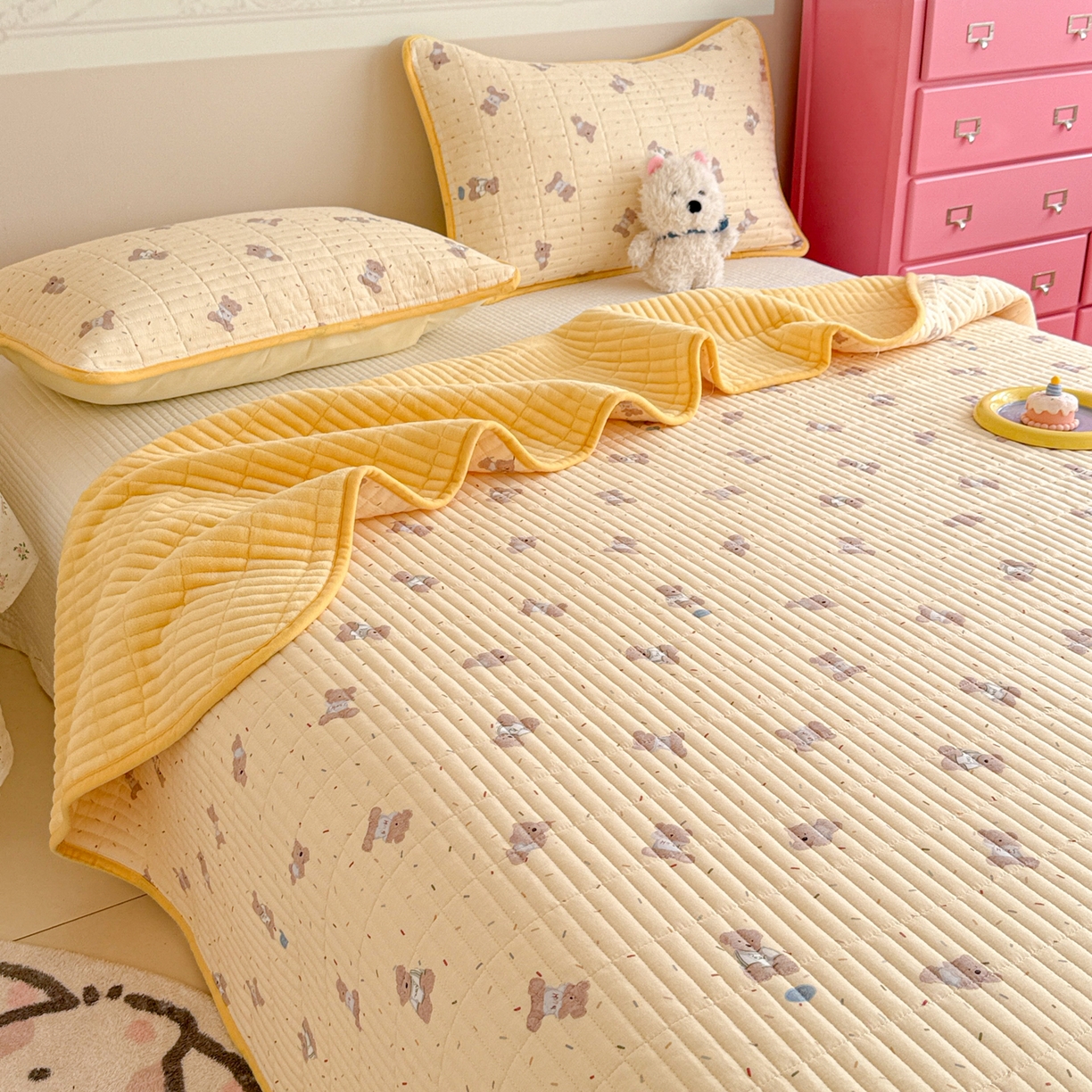 91家纺网 家纺一手货源 找家纺 妮可 2025新款跑量款全棉双层纱绒四季可用床盖系列 暖阳熊仔