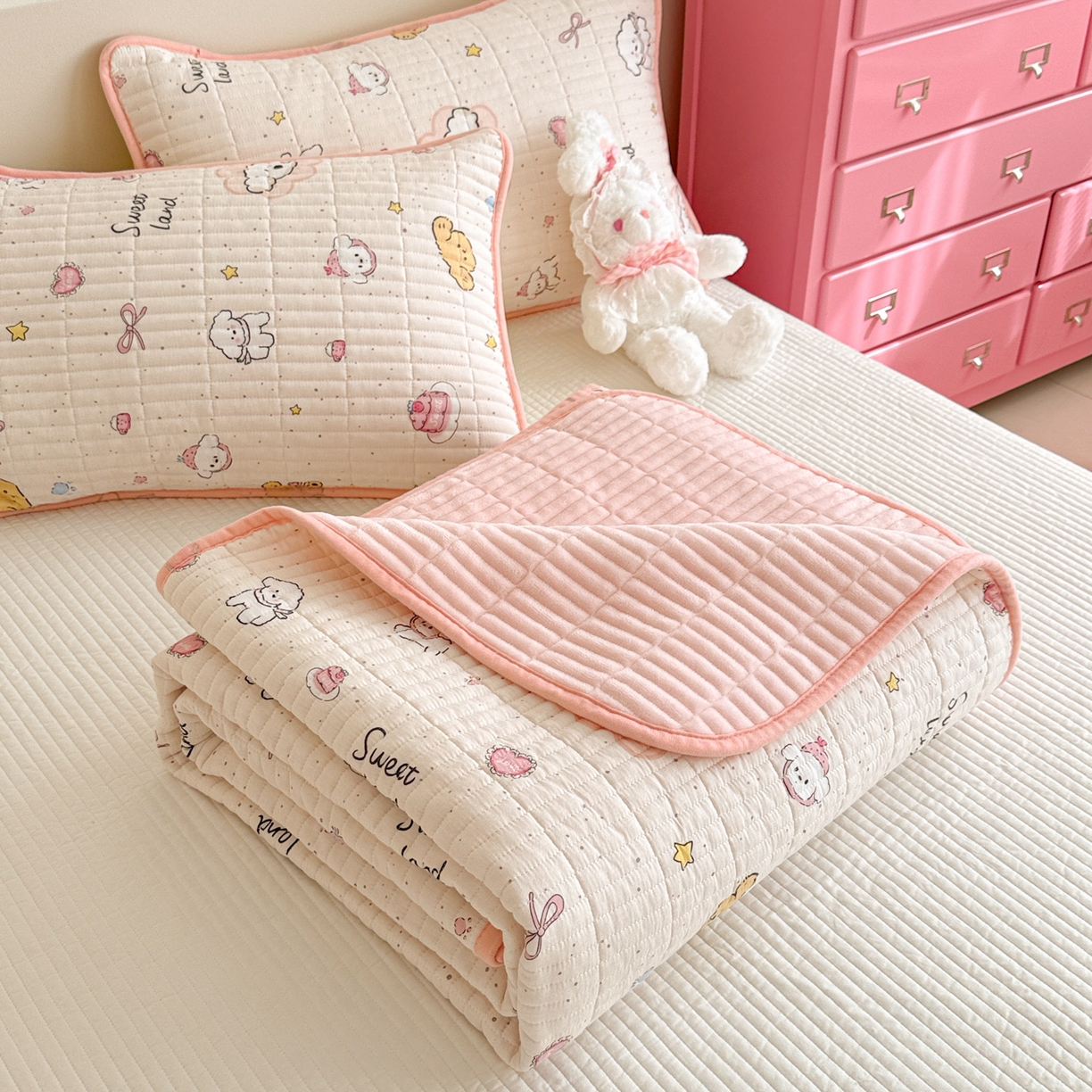 91家纺网 家纺一手货源 找家纺 妮可 2025新款跑量款全棉双层纱绒四季可用床盖系列 甜心乐园