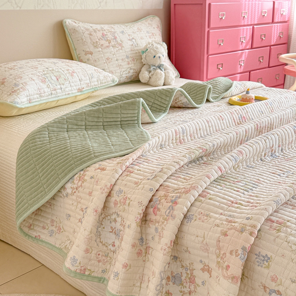 91家纺网 家纺一手货源 找家纺 妮可 2025新款跑量款全棉双层纱绒四季可用床盖系列 花园兔宝