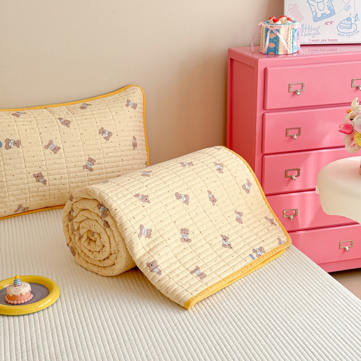 91家纺网 家纺一手货源 找家纺 妮可 2025新款跑量款全棉双层纱绒四季可用床盖系列 暖阳熊仔