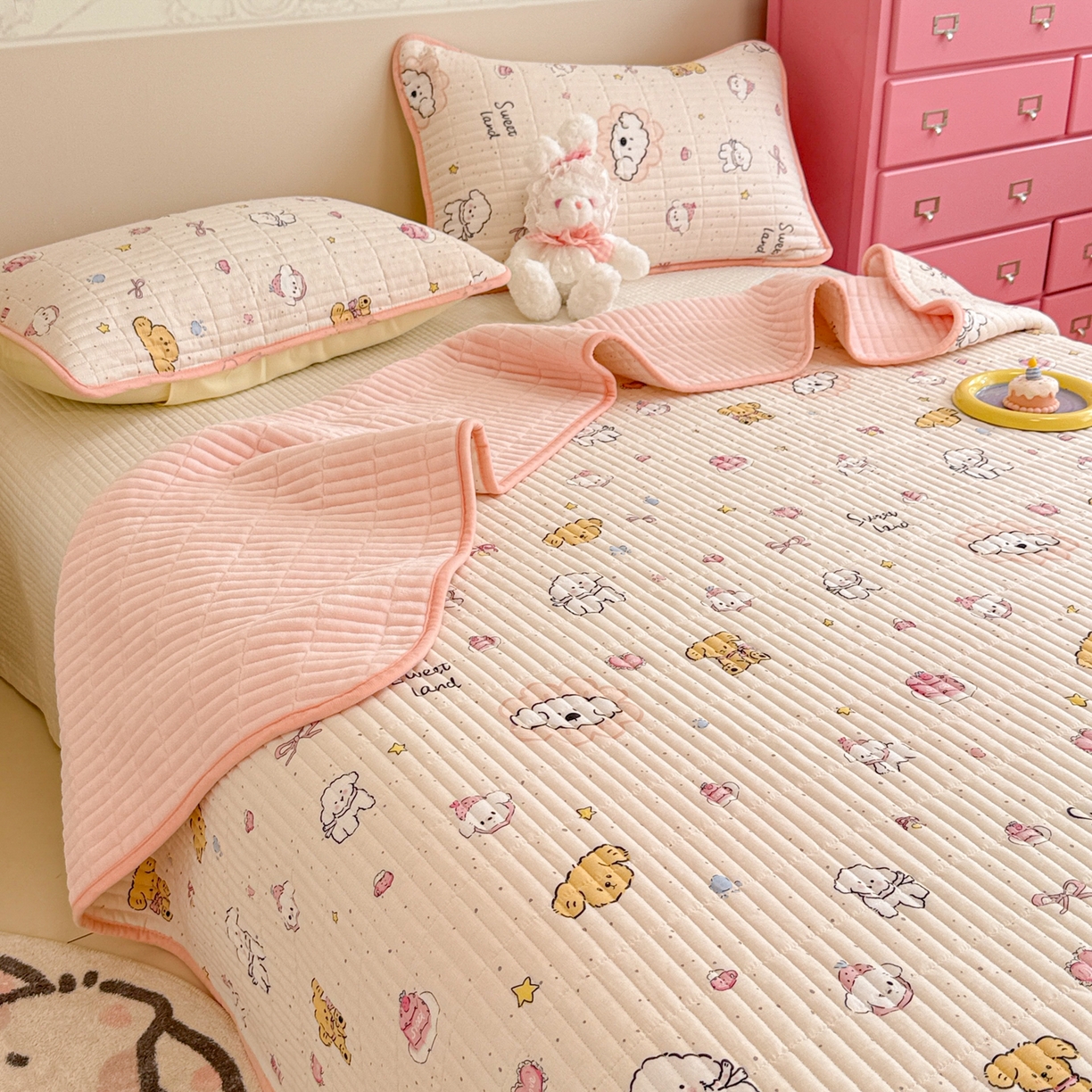 91家纺网 家纺一手货源 找家纺 妮可 2025新款跑量款全棉双层纱绒四季可用床盖系列 甜心乐园