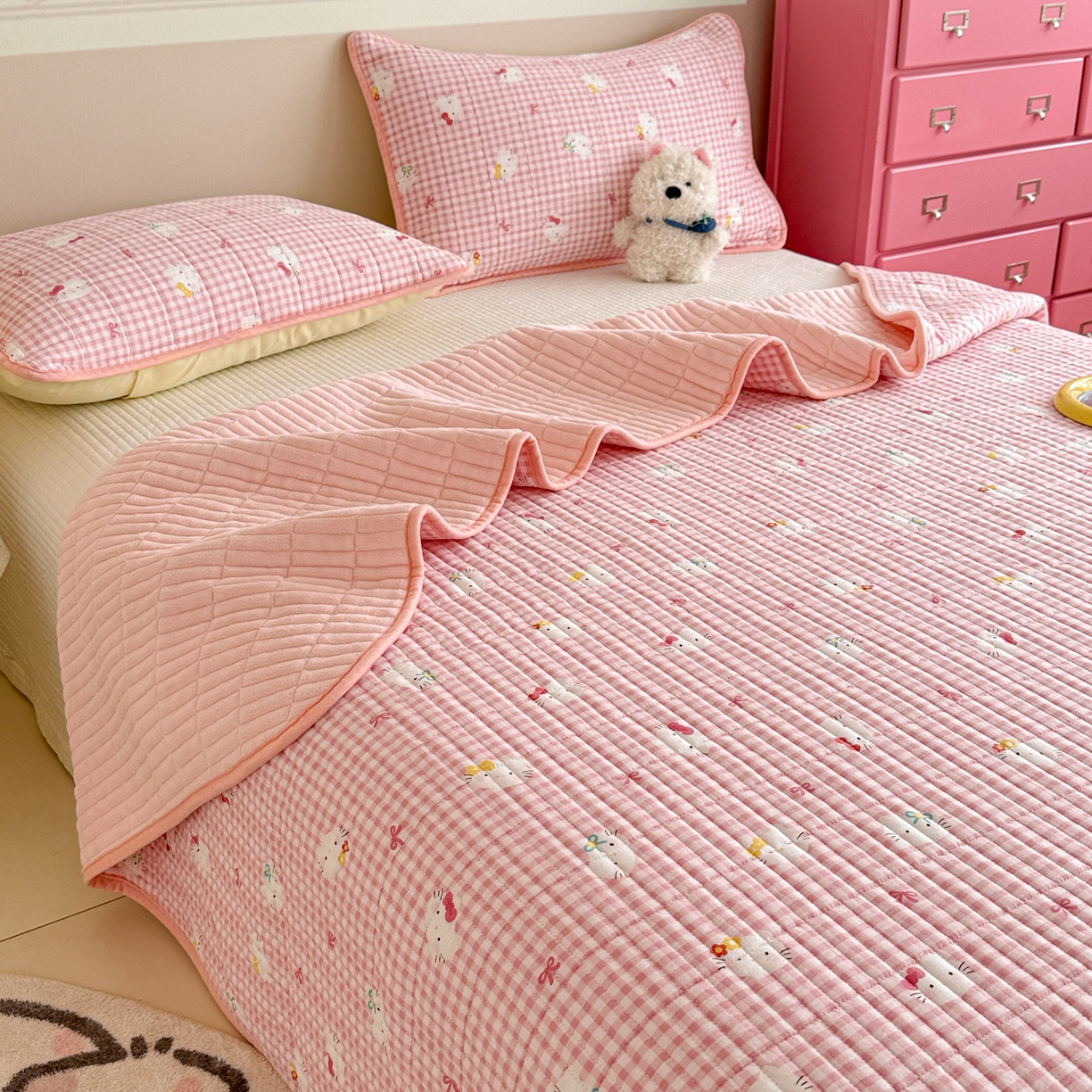 91家纺网 家纺一手货源 找家纺 妮可 2025新款跑量款全棉双层纱绒四季可用床盖系列 甜梦凯蒂