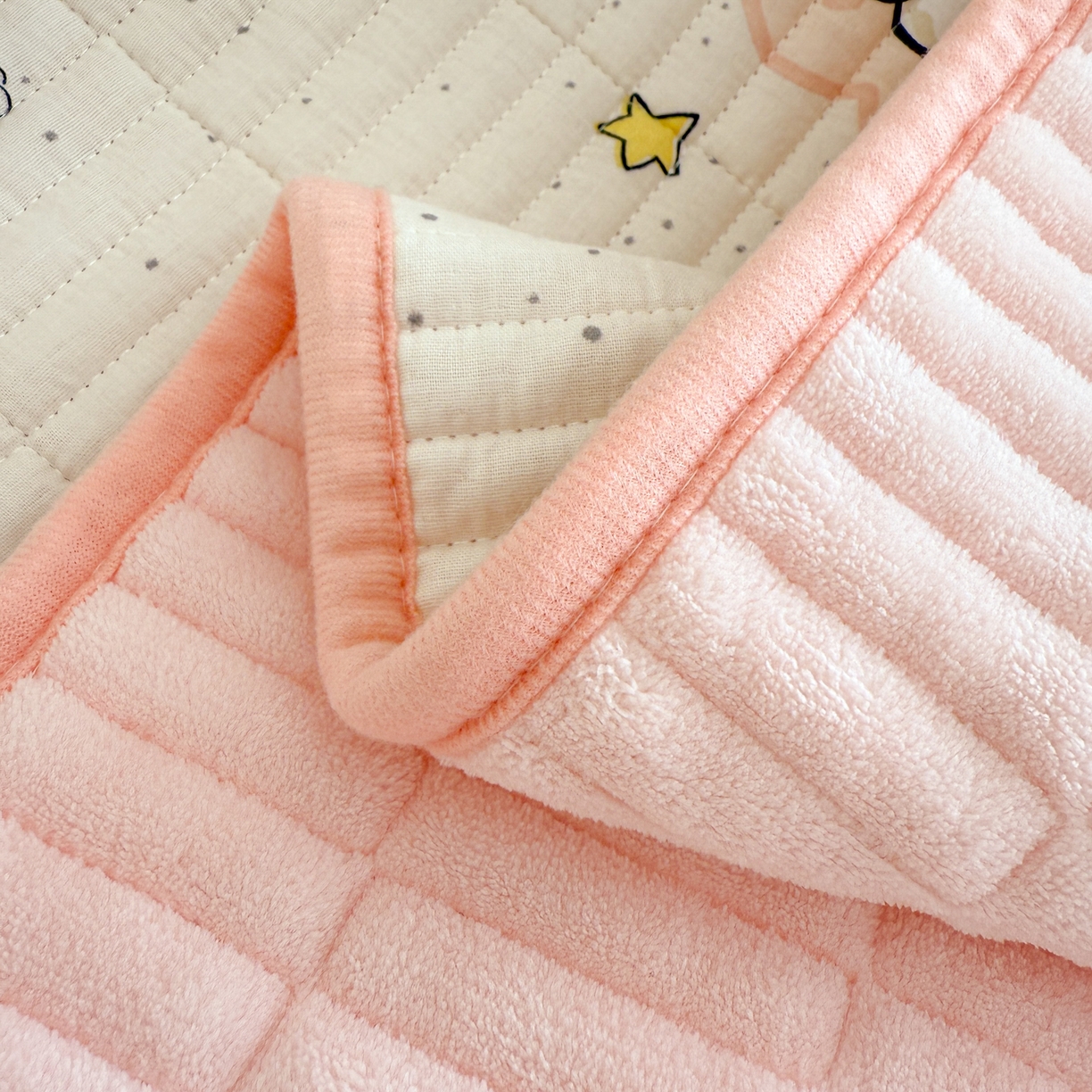 91家纺网 家纺一手货源 找家纺 妮可 2025新款跑量款全棉双层纱绒四季可用床盖系列 甜心乐园