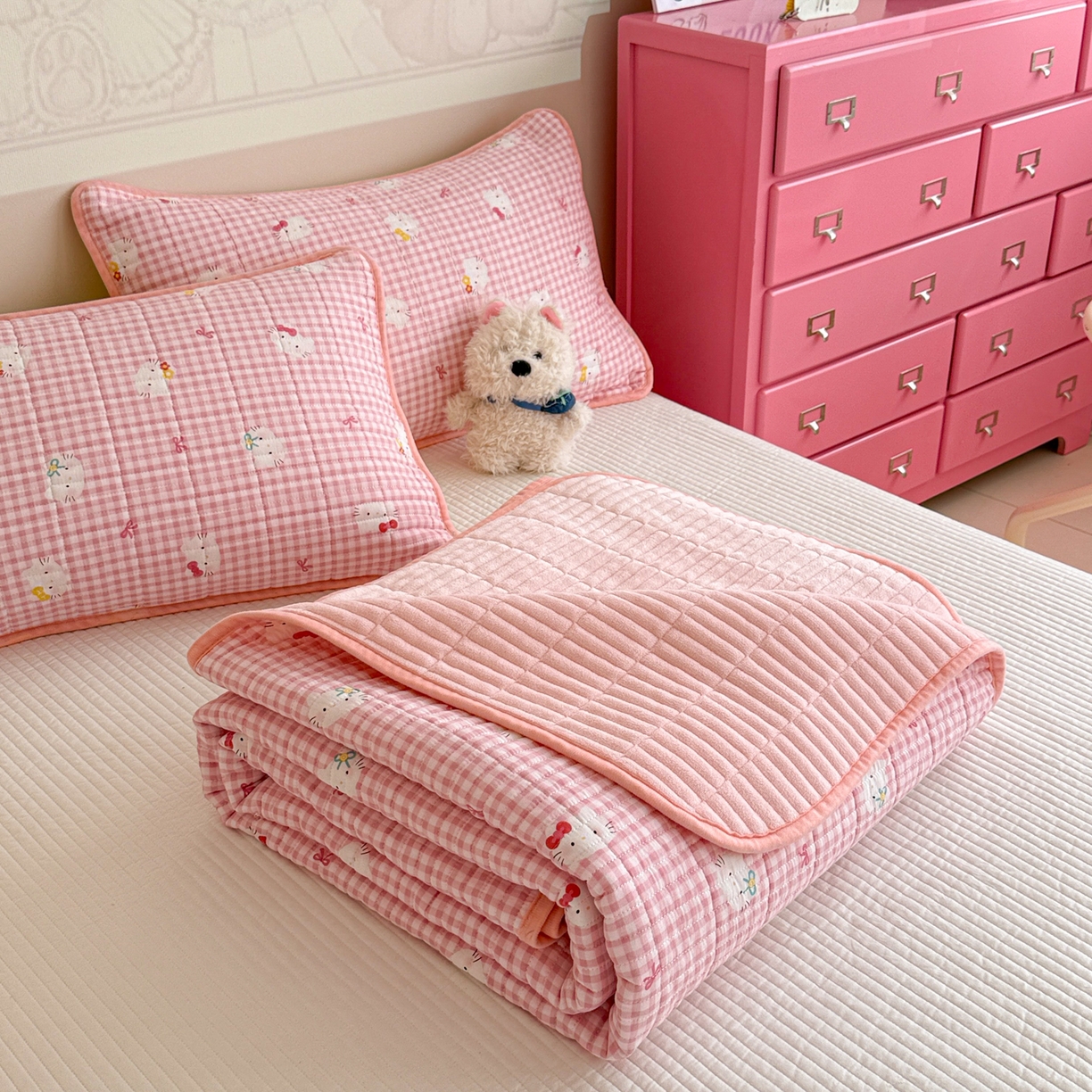 91家纺网 家纺一手货源 找家纺 妮可 2025新款跑量款全棉双层纱绒四季可用床盖系列 甜梦凯蒂