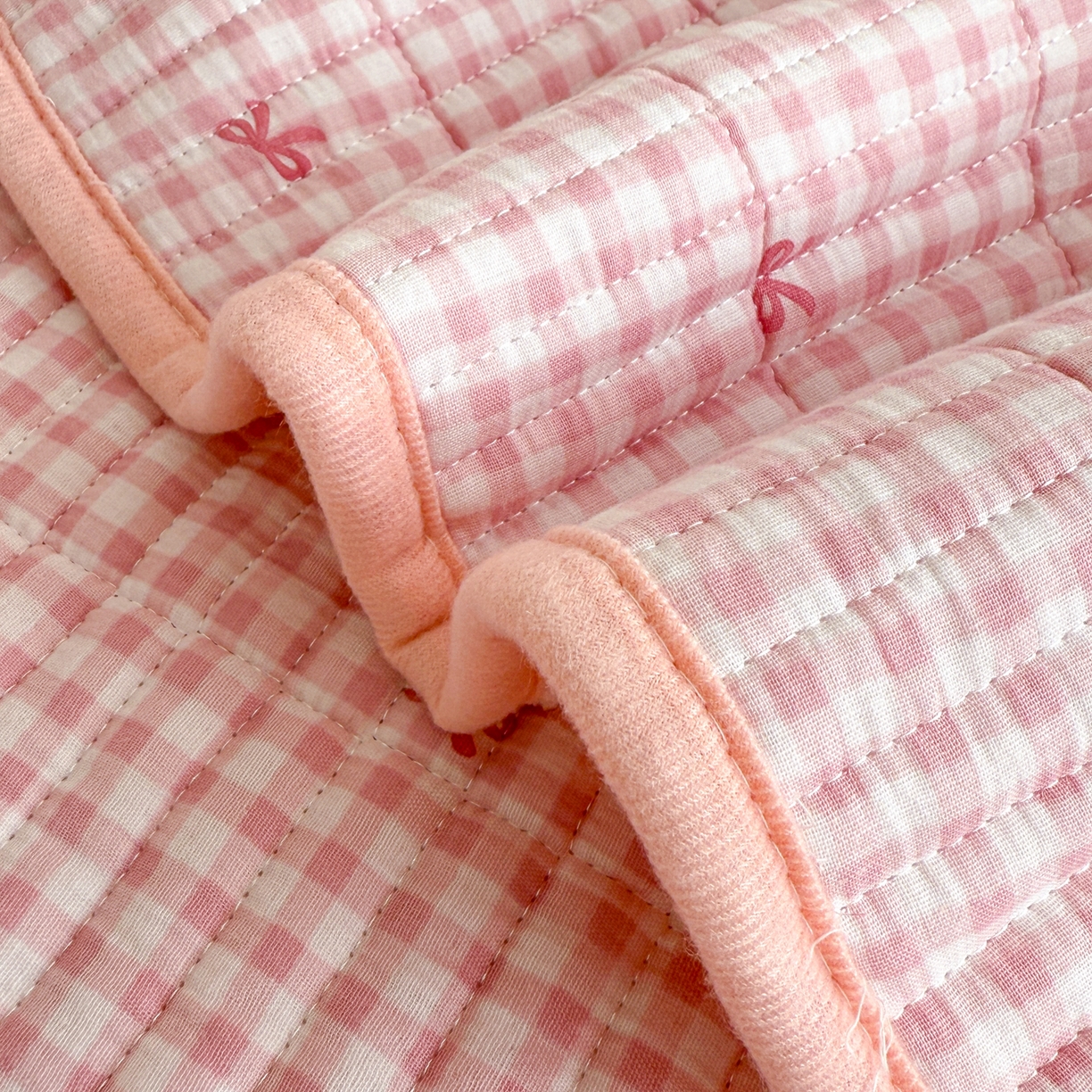 91家纺网 家纺一手货源 找家纺 妮可 2025新款跑量款全棉双层纱绒四季可用床盖系列 甜梦凯蒂