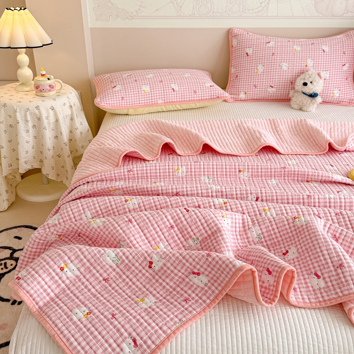 91家纺网 家纺一手货源 找家纺 妮可 2025新款跑量款全棉双层纱绒四季可用床盖系列 甜梦凯蒂