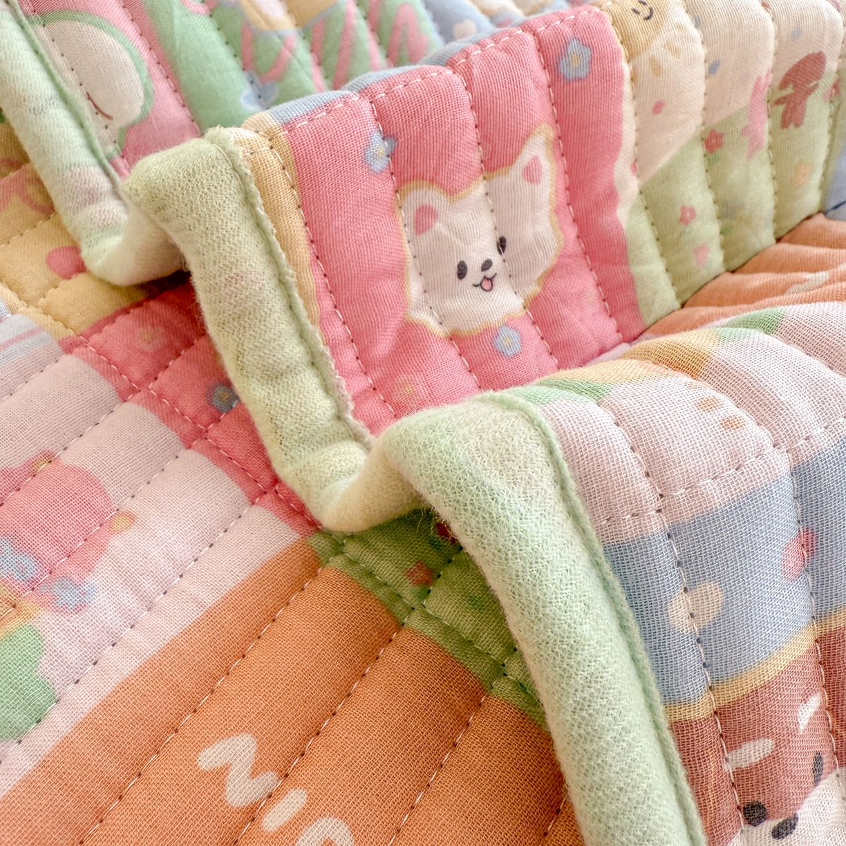 91家纺网 家纺一手货源 找家纺 妮可 2025新款跑量款全棉双层纱绒四季可用床盖系列 元气萌宠