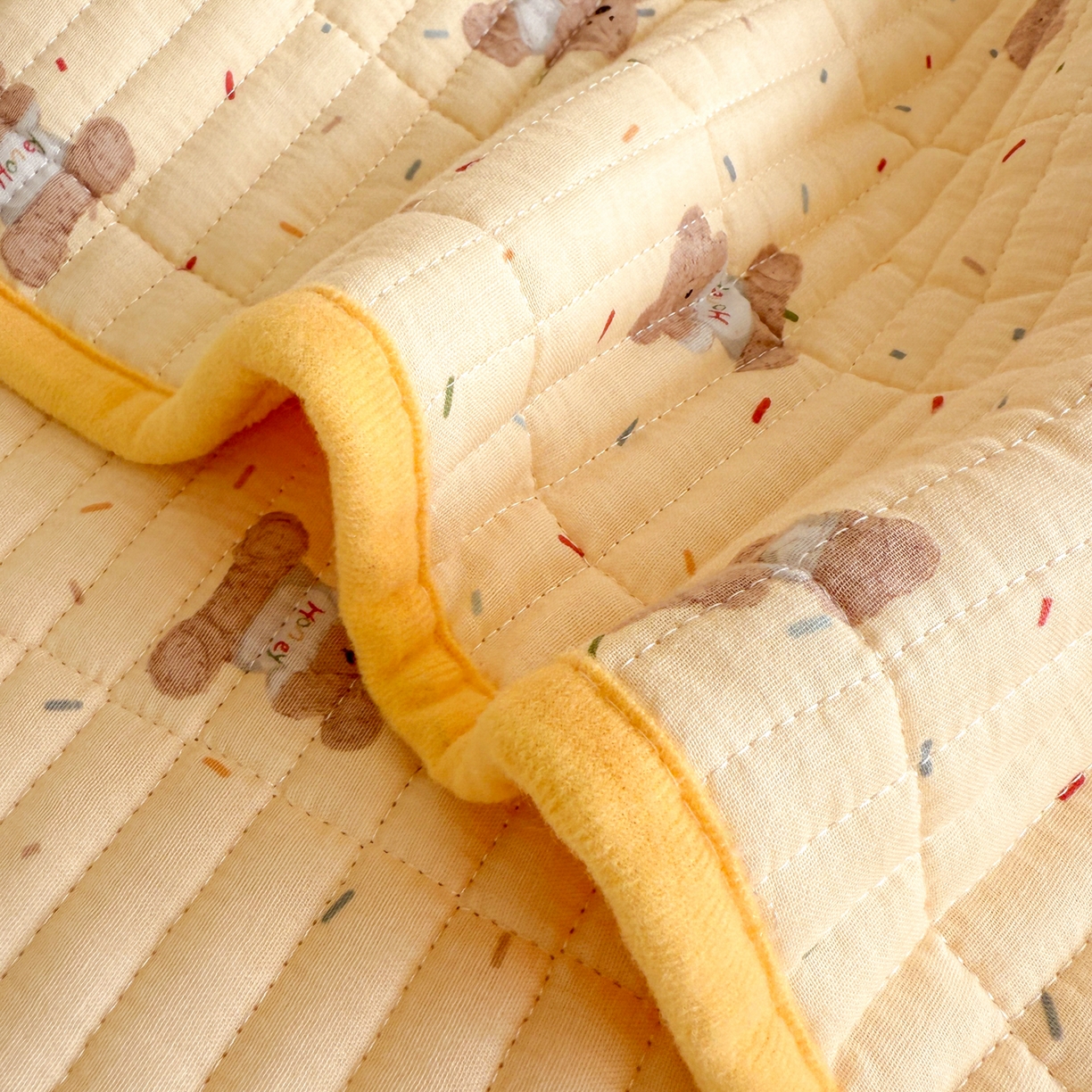 91家纺网 家纺一手货源 找家纺 妮可 2025新款跑量款全棉双层纱绒四季可用床盖系列 暖阳熊仔