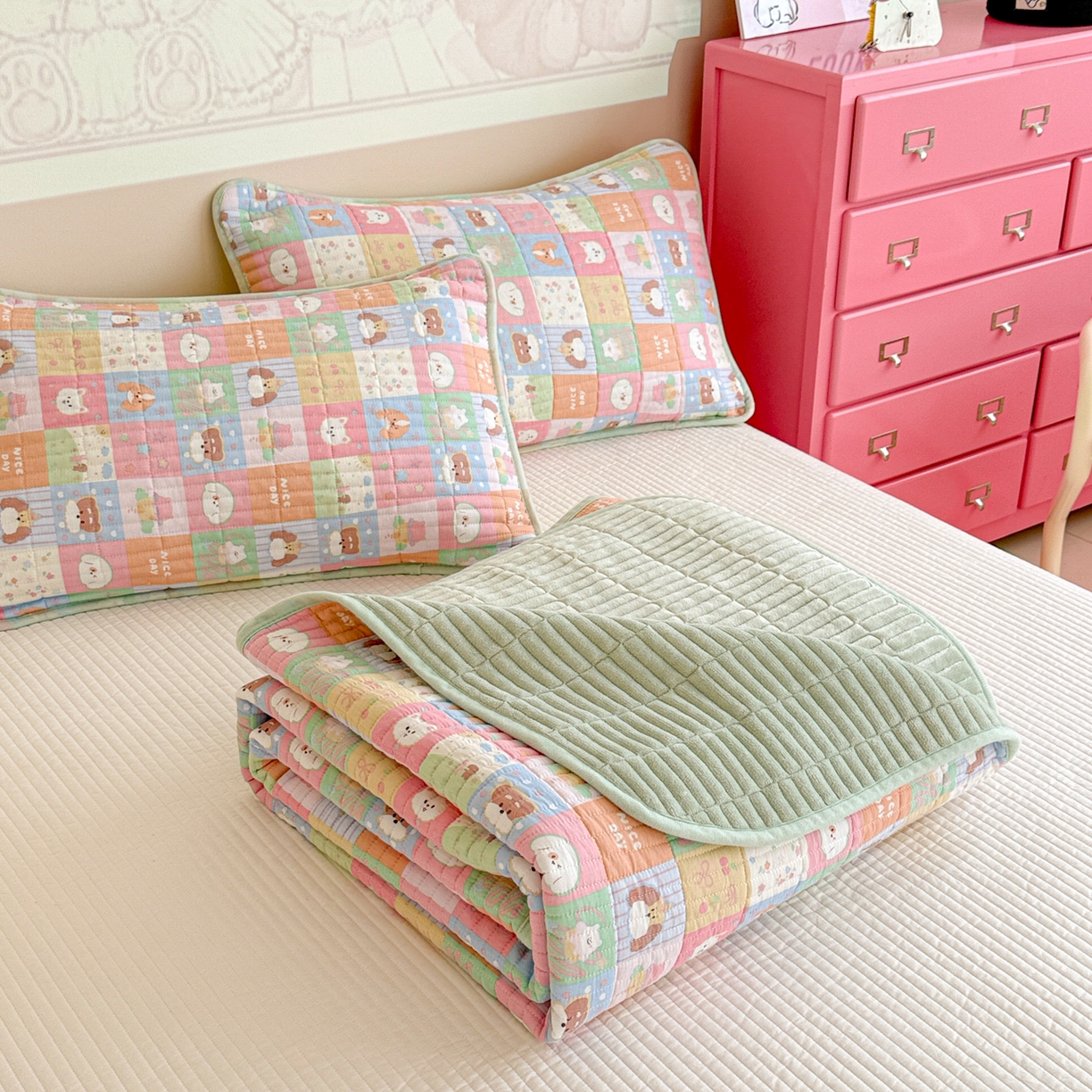 91家纺网 家纺一手货源 找家纺 妮可 2025新款跑量款全棉双层纱绒四季可用床盖系列 元气萌宠