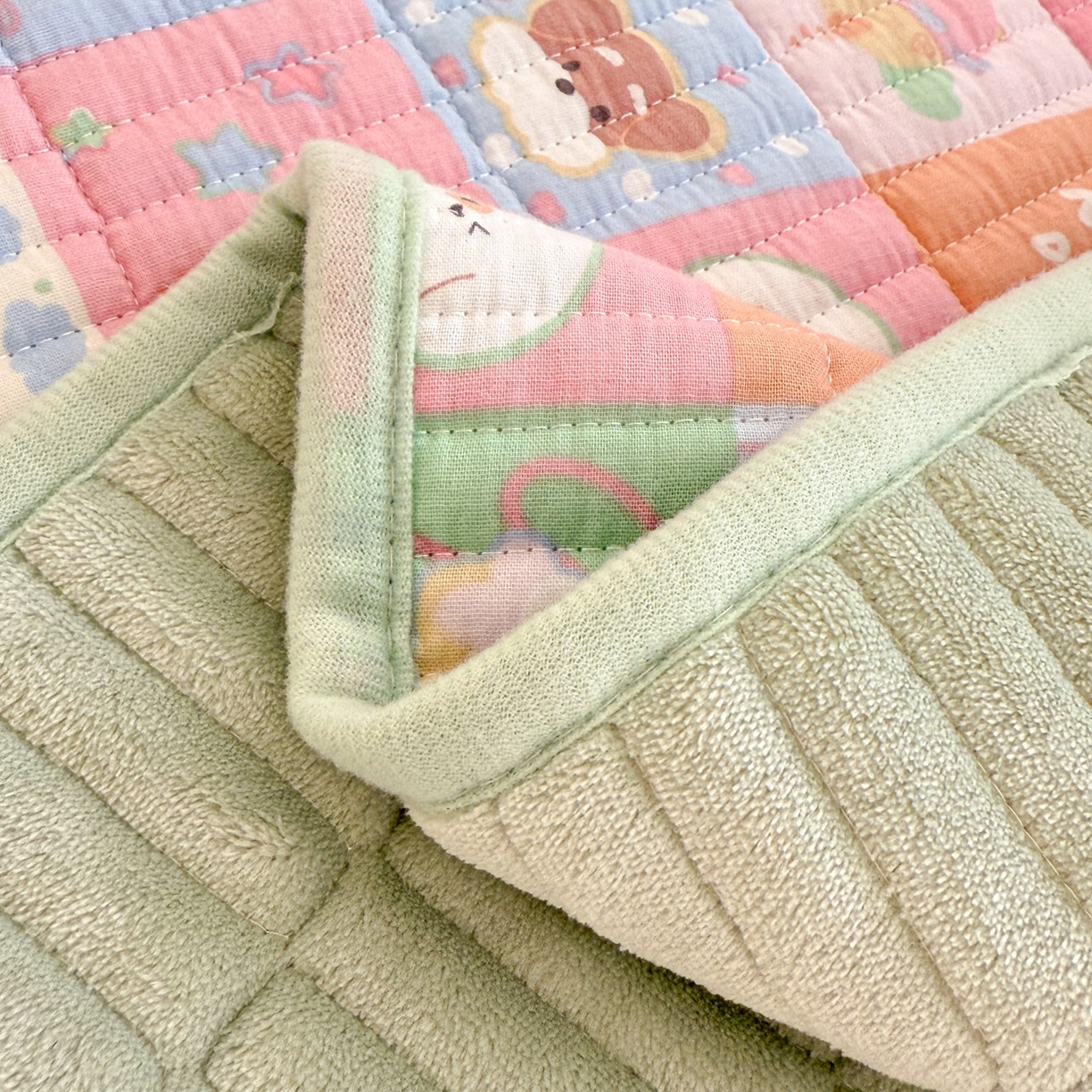 91家纺网 家纺一手货源 找家纺 妮可 2025新款跑量款全棉双层纱绒四季可用床盖系列 元气萌宠