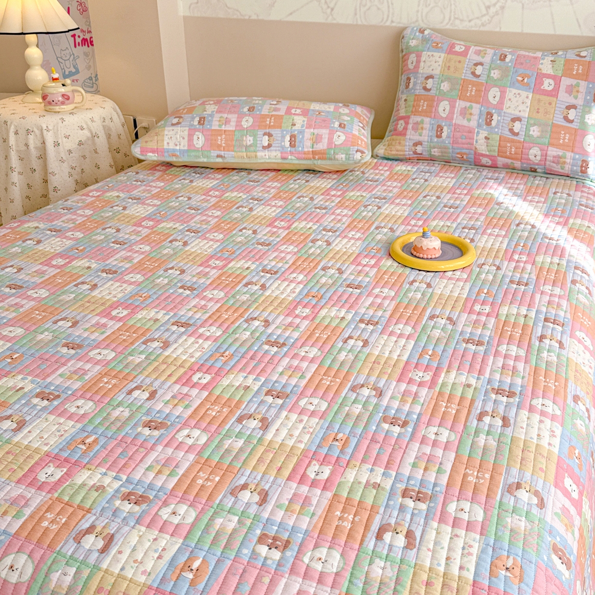 91家纺网 家纺一手货源 找家纺 妮可 2025新款跑量款全棉双层纱绒四季可用床盖系列 元气萌宠