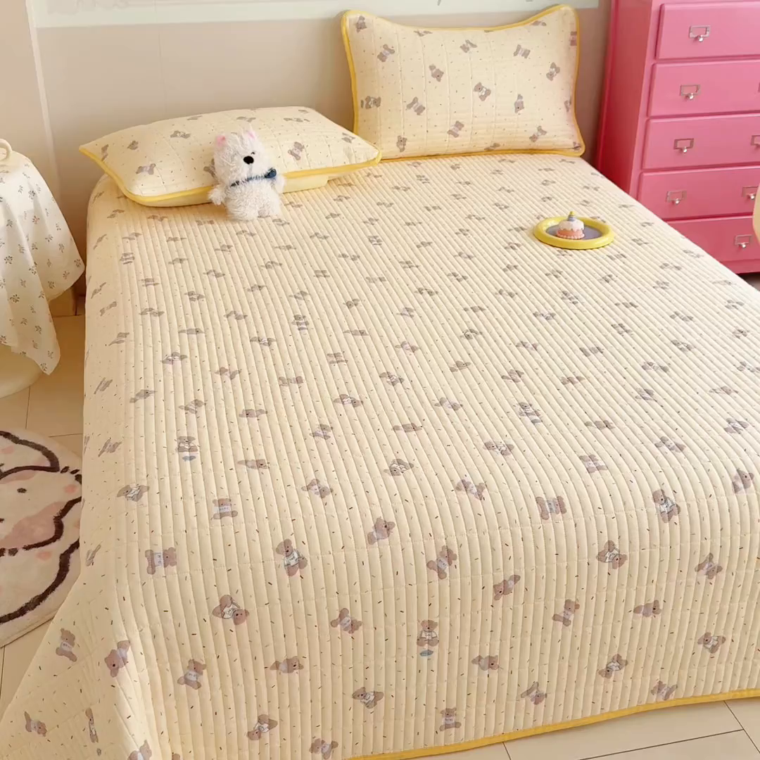 91家纺网 家纺一手货源 找家纺 妮可 2025新款跑量款全棉双层纱绒四季可用床盖系列 暖阳熊仔