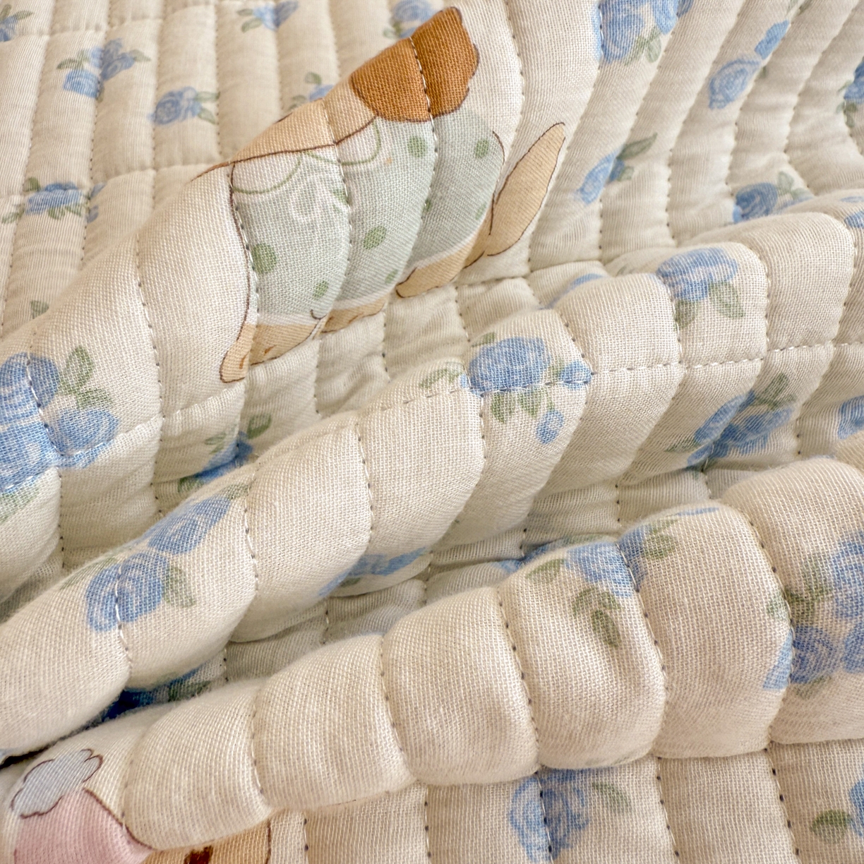 91家纺网 家纺一手货源 找家纺 妮可 2025新款跑量款全棉双层纱绒四季可用床盖系列 蓝汪拾趣