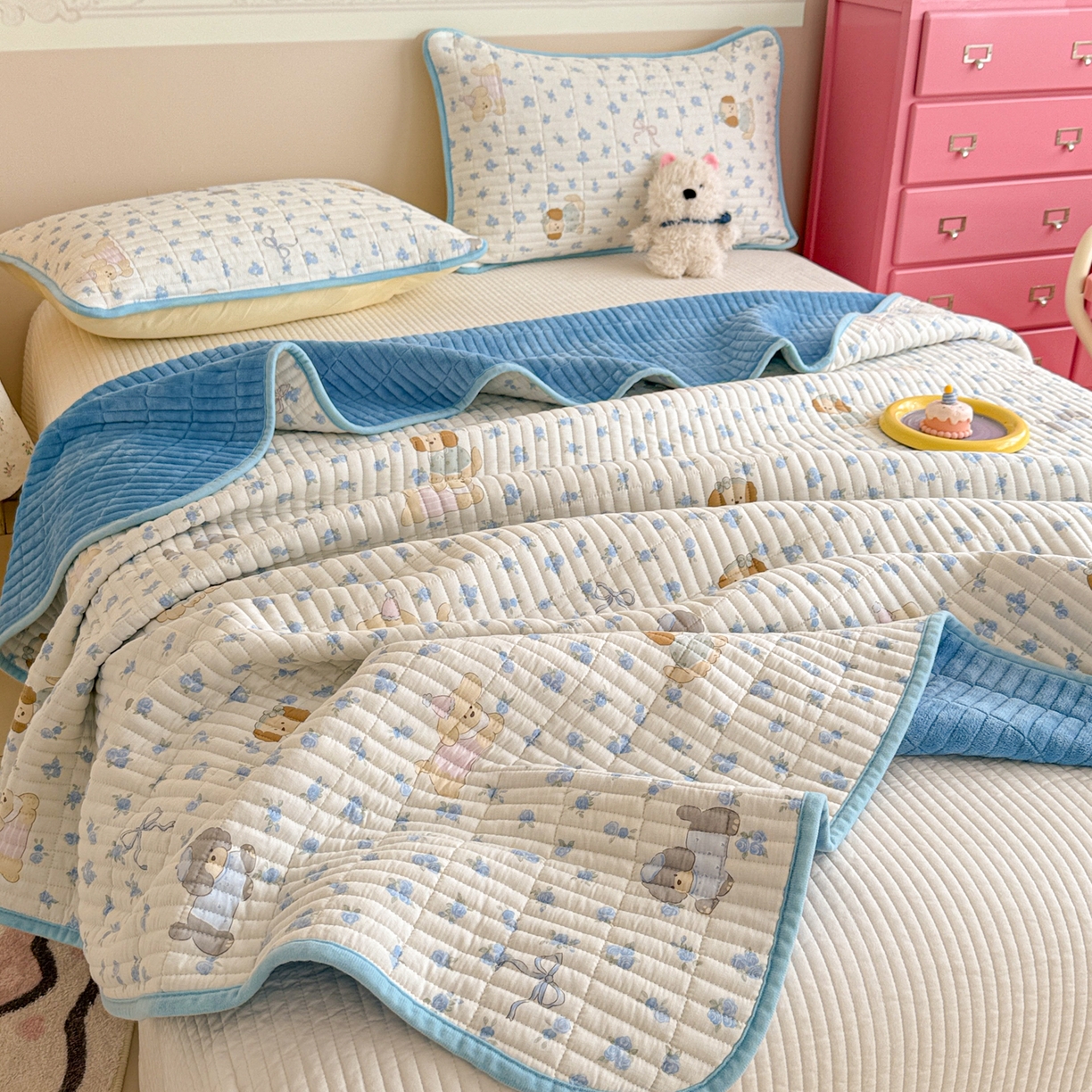 91家纺网 家纺一手货源 找家纺 妮可 2025新款跑量款全棉双层纱绒四季可用床盖系列 蓝汪拾趣