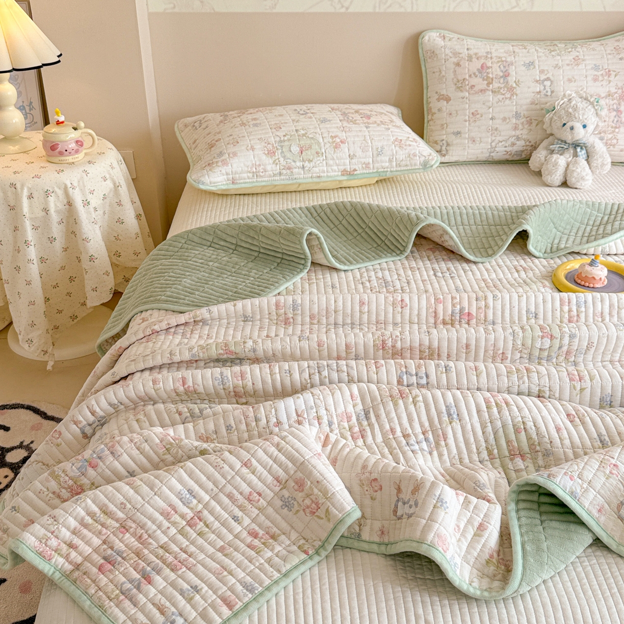 91家纺网 家纺一手货源 找家纺 妮可 2025新款跑量款全棉双层纱绒四季可用床盖系列 花园兔宝