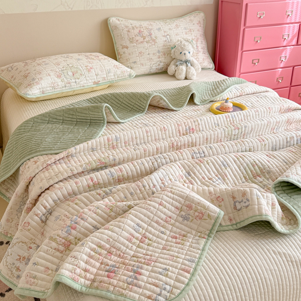 91家纺网 家纺一手货源 找家纺 妮可 2025新款跑量款全棉双层纱绒四季可用床盖系列 花园兔宝