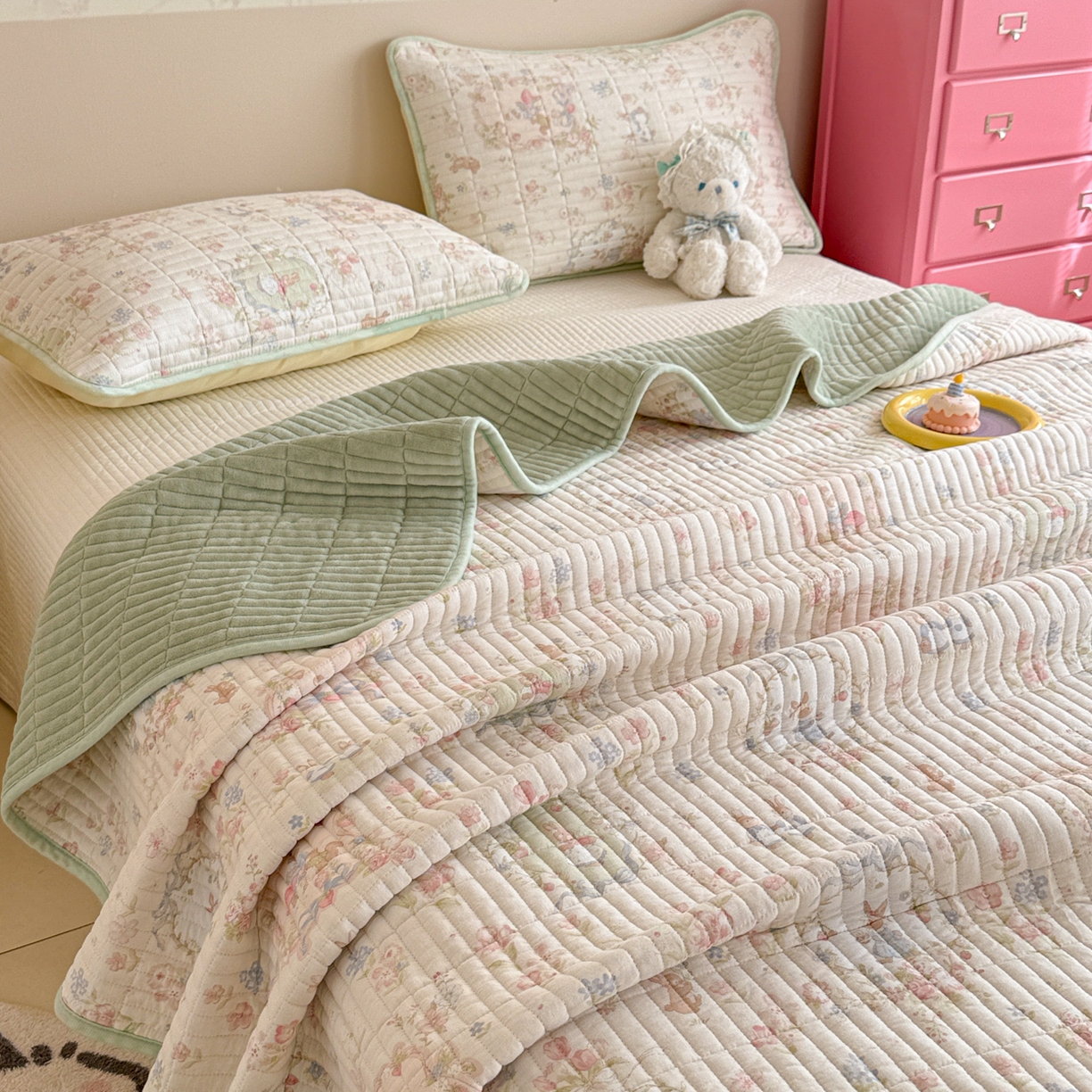 91家纺网 家纺一手货源 找家纺 妮可 2025新款跑量款全棉双层纱绒四季可用床盖系列 花园兔宝