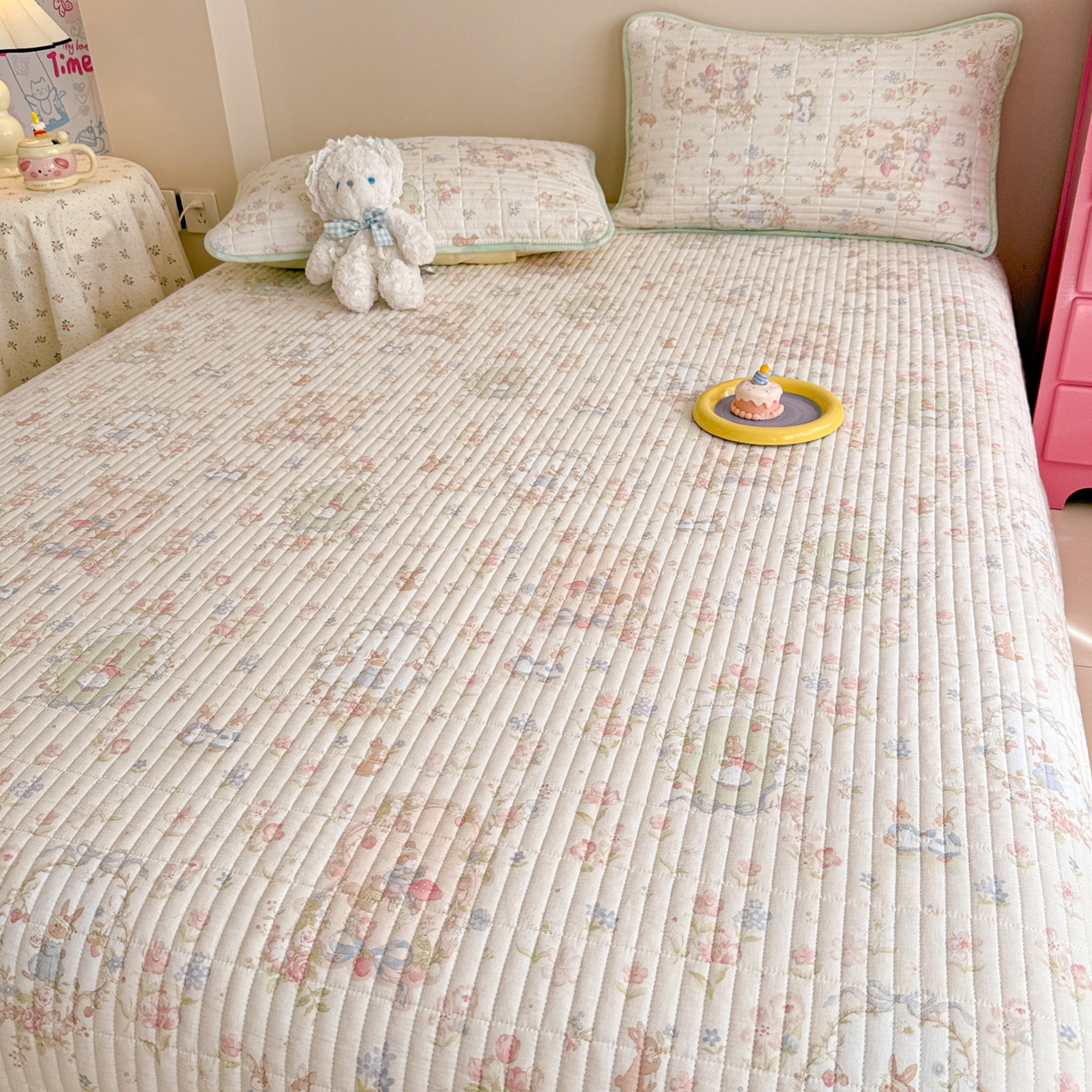 91家纺网 家纺一手货源 找家纺 妮可 2025新款跑量款全棉双层纱绒四季可用床盖系列 花园兔宝