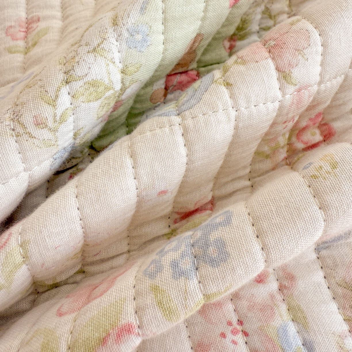 91家纺网 家纺一手货源 找家纺 妮可 2025新款跑量款全棉双层纱绒四季可用床盖系列 花园兔宝