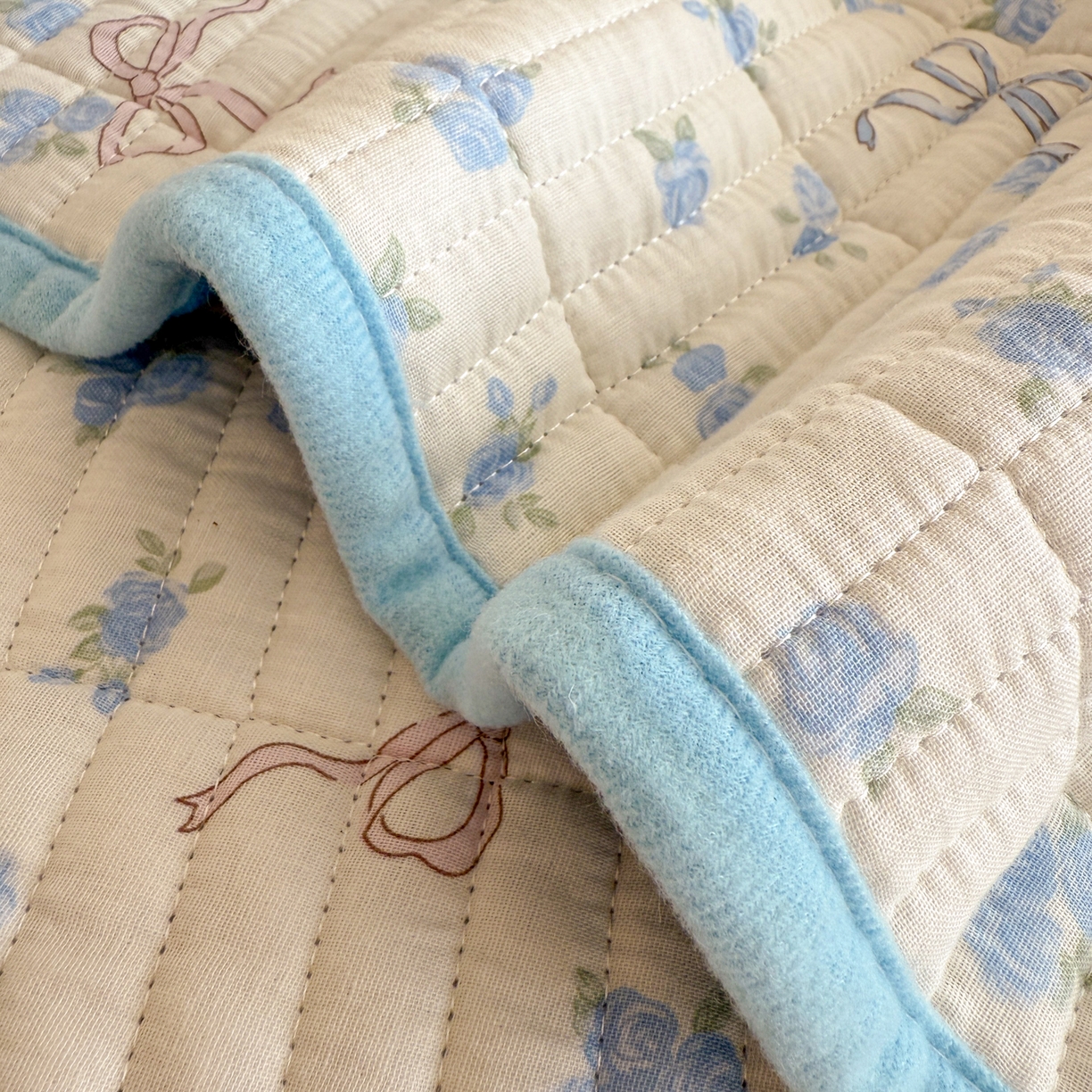 91家纺网 家纺一手货源 找家纺 妮可 2025新款跑量款全棉双层纱绒四季可用床盖系列 蓝汪拾趣