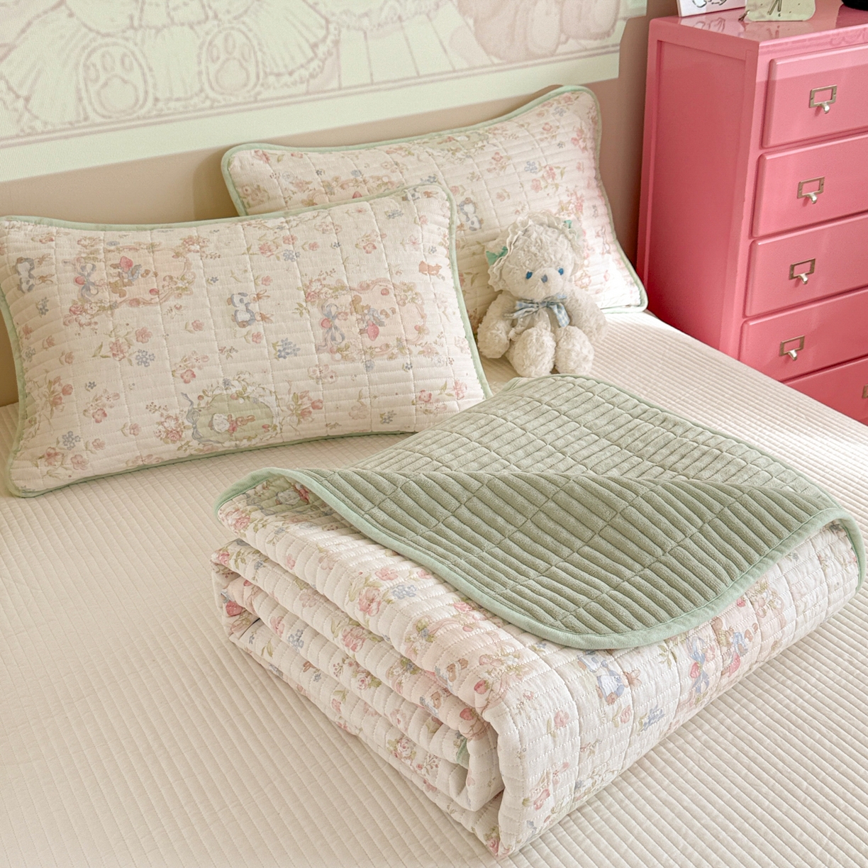 91家纺网 家纺一手货源 找家纺 妮可 2025新款跑量款全棉双层纱绒四季可用床盖系列 花园兔宝