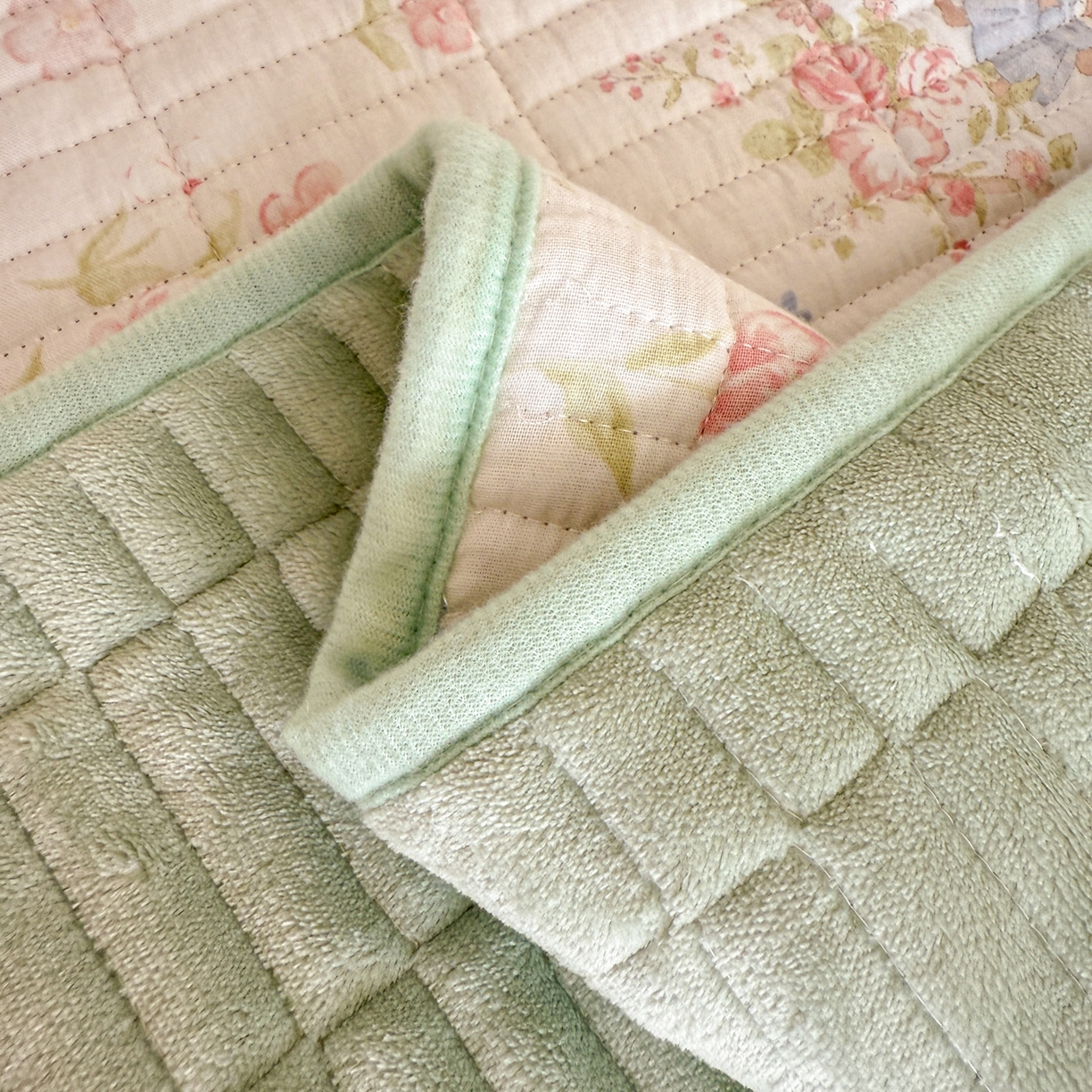 91家纺网 家纺一手货源 找家纺 妮可 2025新款跑量款全棉双层纱绒四季可用床盖系列 花园兔宝