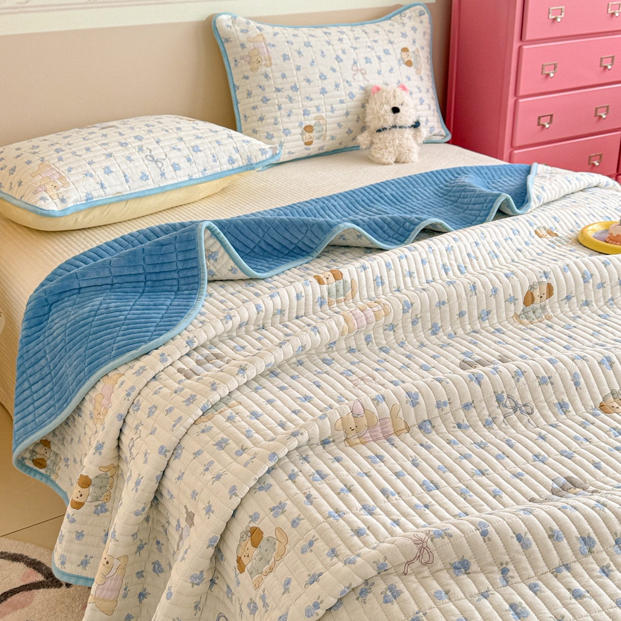 91家纺网 家纺一手货源 找家纺 妮可 2025新款跑量款全棉双层纱绒四季可用床盖系列 蓝汪拾趣