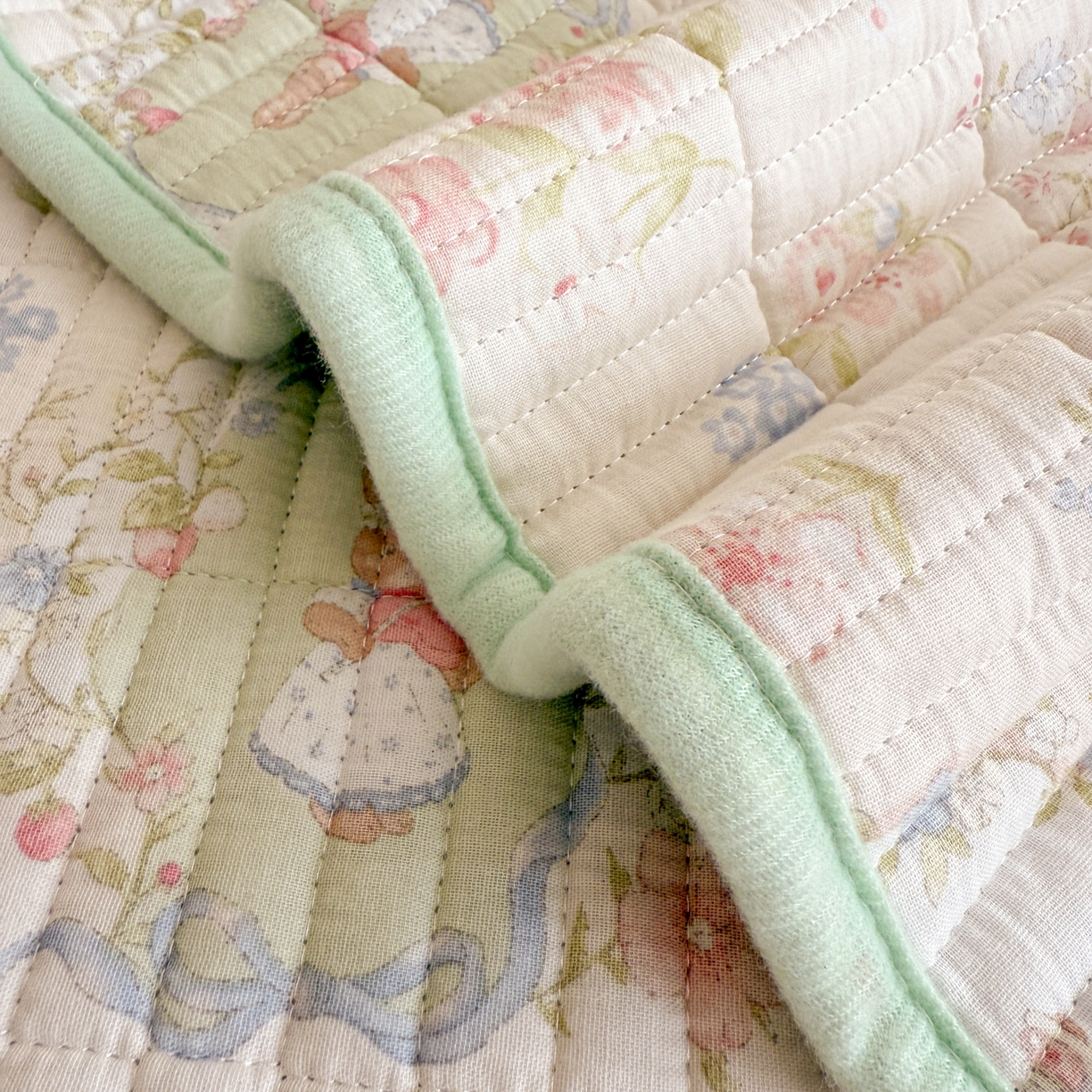 91家纺网 家纺一手货源 找家纺 妮可 2025新款跑量款全棉双层纱绒四季可用床盖系列 花园兔宝