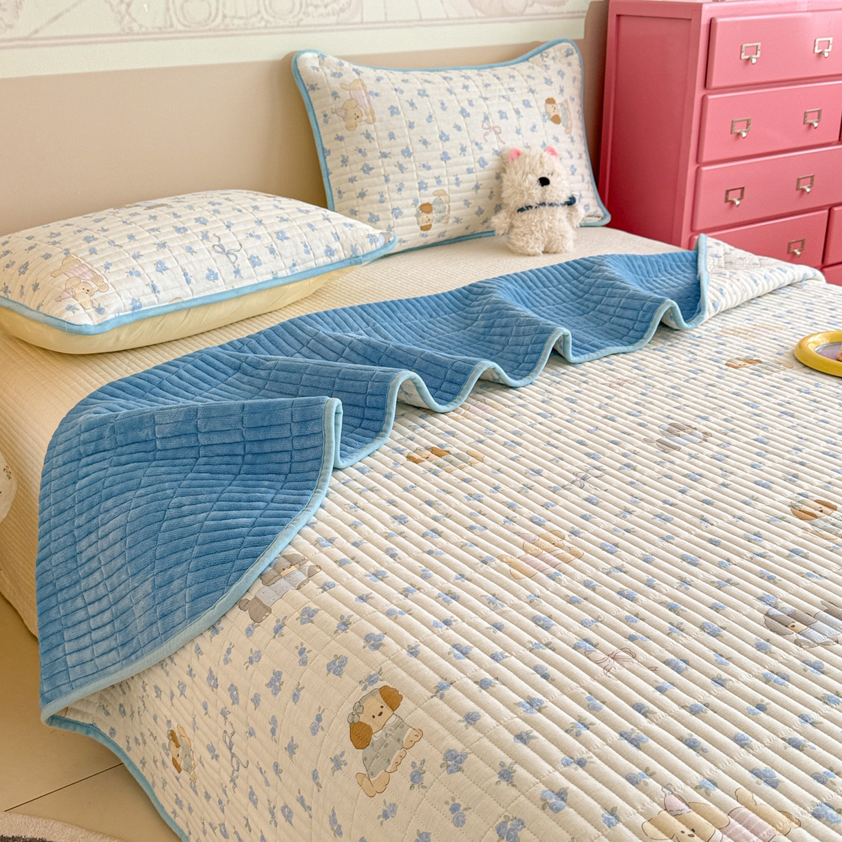 91家纺网 家纺一手货源 找家纺 妮可 2025新款跑量款全棉双层纱绒四季可用床盖系列 蓝汪拾趣