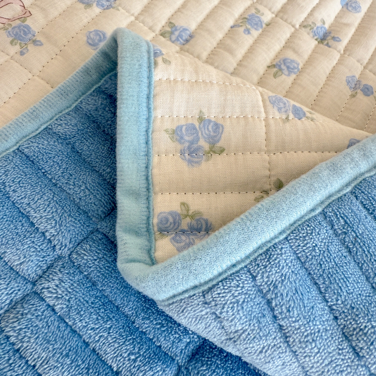 91家纺网 家纺一手货源 找家纺 妮可 2025新款跑量款全棉双层纱绒四季可用床盖系列 蓝汪拾趣