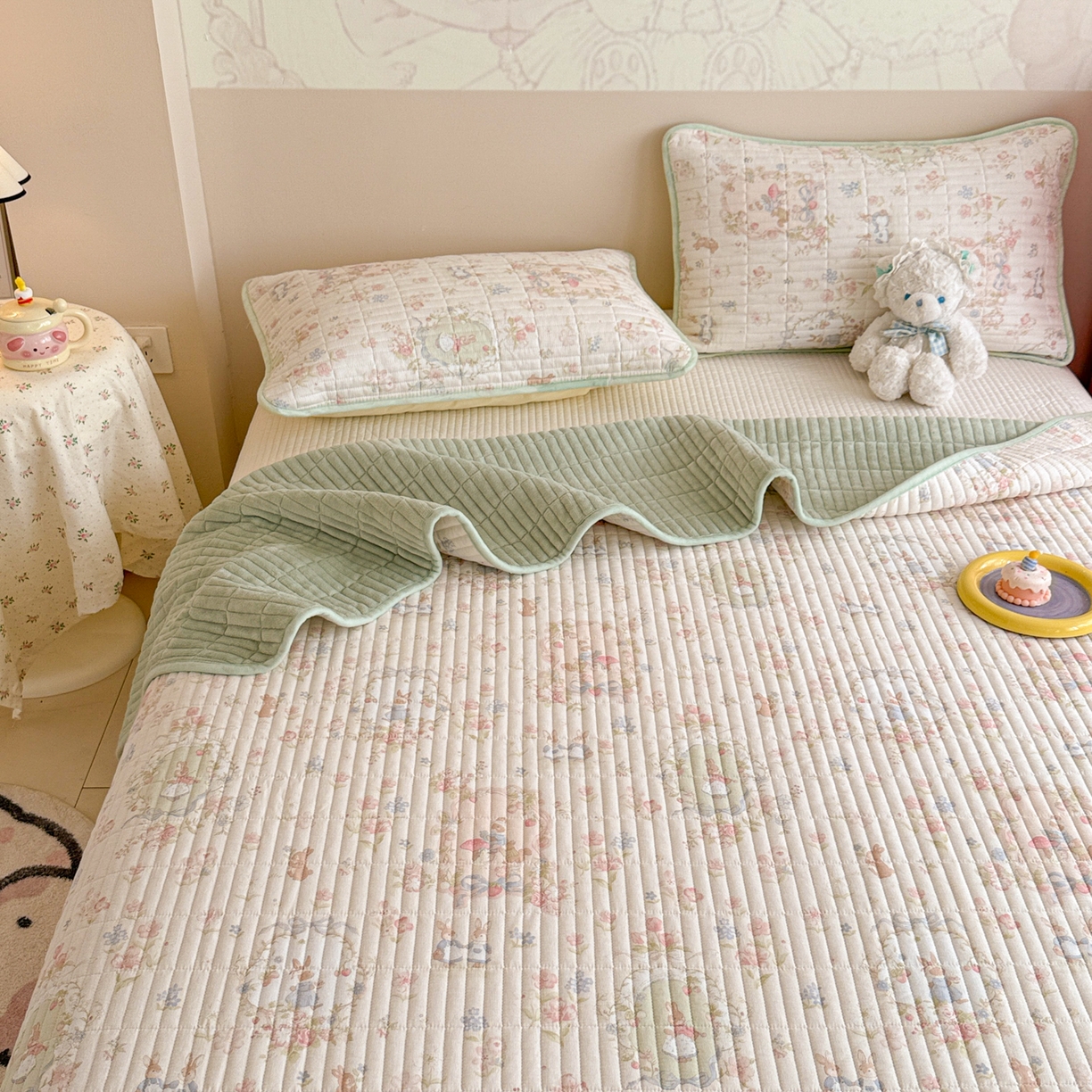 91家纺网 家纺一手货源 找家纺 妮可 2025新款跑量款全棉双层纱绒四季可用床盖系列 花园兔宝